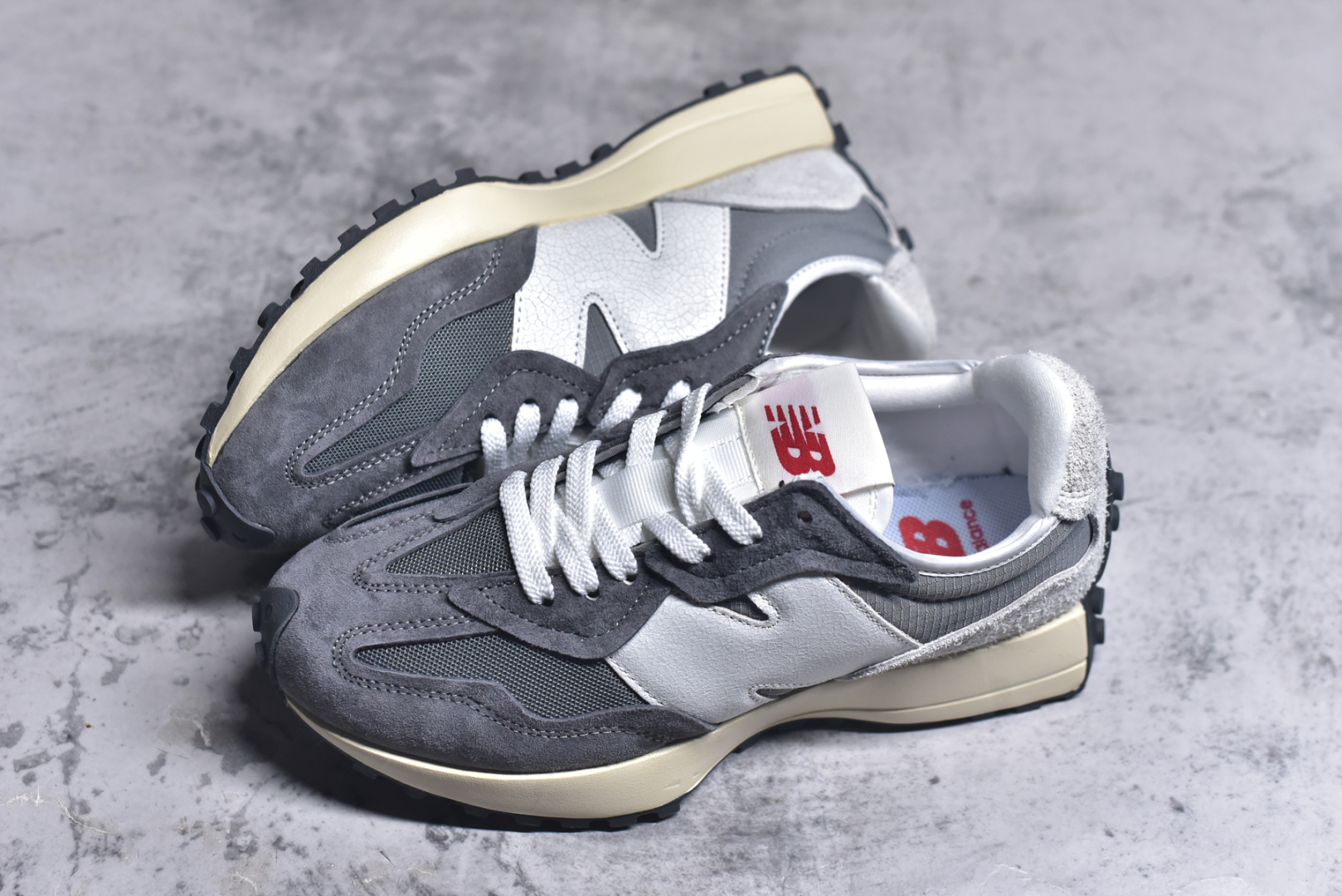 图片[7]-#New Balance MS327 公司级版本 复古休闲运动慢跑鞋 完美清洁度 全新 New Balance 327 系列，以更纯粹的复古风格设计打造的全新造型。侧身还以解构设计，将 N 字标志以做旧压花样式呈现，样式别具新意。而麂皮、冲孔皮革的塑造，则呈现出高级怀旧气质，也让鞋款在奢华时装风格与运动氛围之间达到了平衡 货号： U327WRF2332 尺码：36 37 37.5 38 39 39.5 40 40.5 41.5 42 42.5 43.5 44 45-选品中心