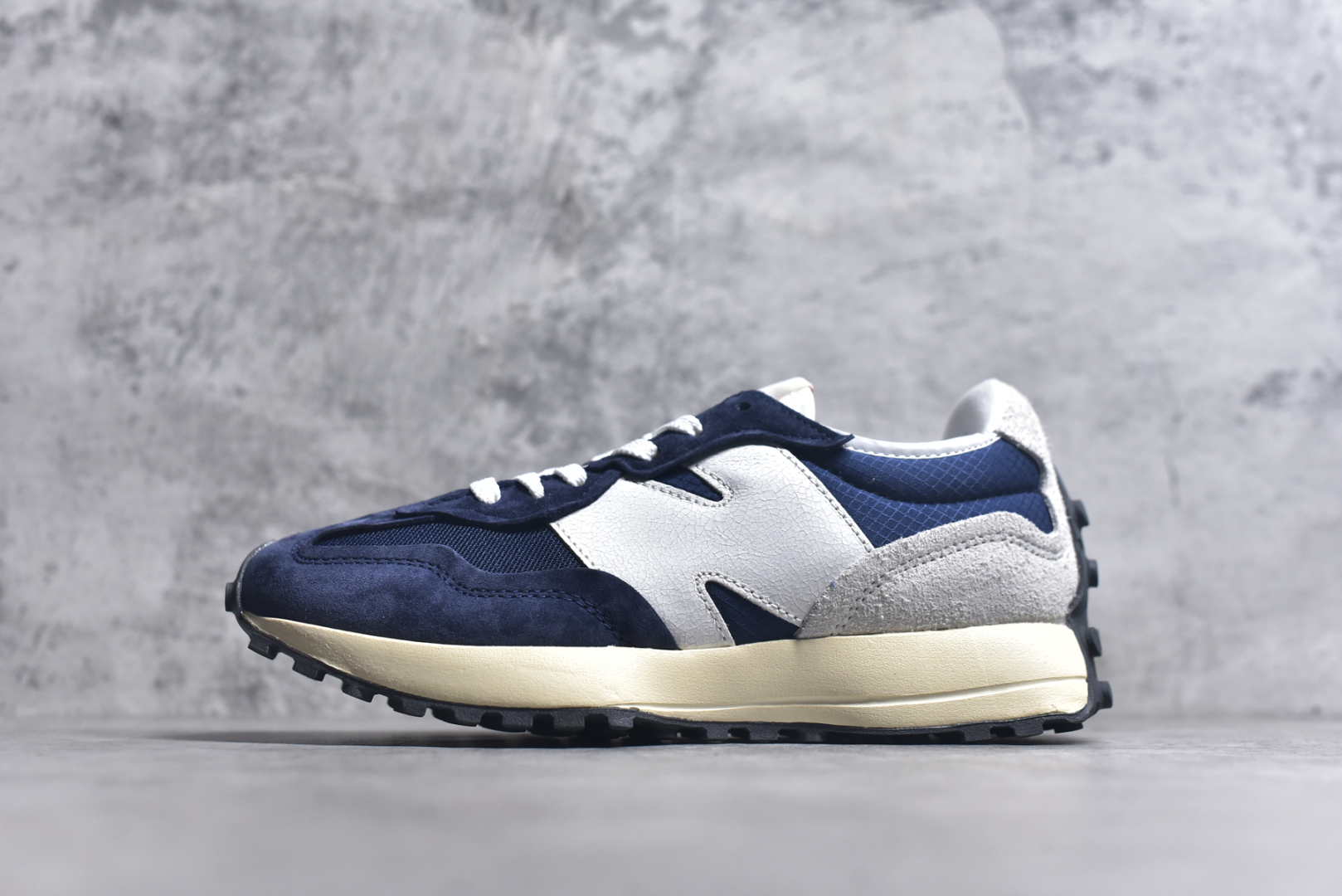 #New Balance MS327 公司级版本 复古休闲运动慢跑鞋 完美清洁度 全新 New Balance 327 系列，以更纯粹的复古风格设计打造的全新造型。侧身还以解构设计，将 N 字标志以做旧压花样式呈现，样式别具新意。而麂皮、冲孔皮革的塑造，则呈现出高级怀旧气质，也让鞋款在奢华时装风格与运动氛围之间达到了平衡 货号： U327WRJ2332 尺码：36 37 37.5 38 39 39.5 40 40.5 41.5 42 42.5 43.5 44 45-选品中心