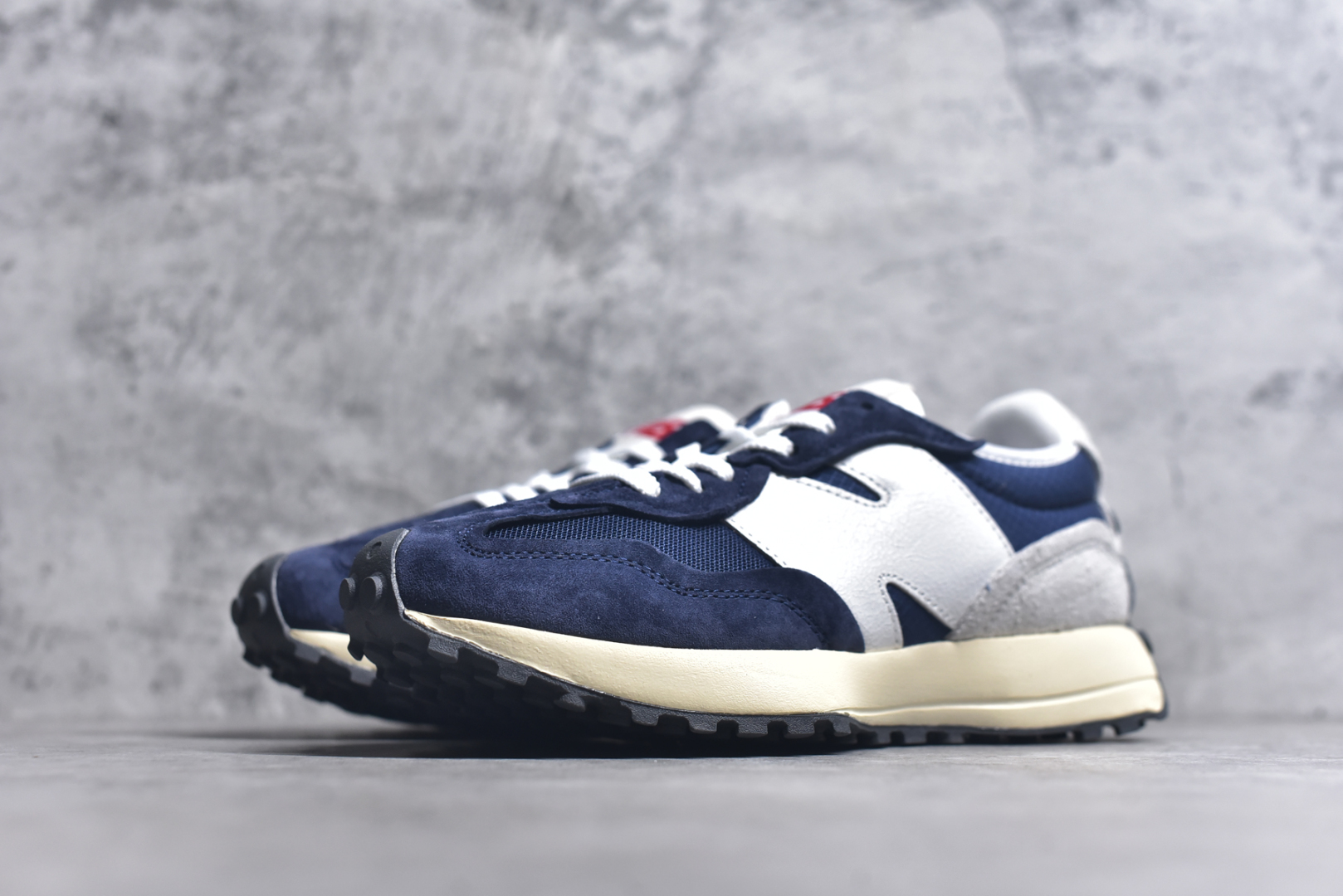 图片[2]-#New Balance MS327 公司级版本 复古休闲运动慢跑鞋 完美清洁度 全新 New Balance 327 系列，以更纯粹的复古风格设计打造的全新造型。侧身还以解构设计，将 N 字标志以做旧压花样式呈现，样式别具新意。而麂皮、冲孔皮革的塑造，则呈现出高级怀旧气质，也让鞋款在奢华时装风格与运动氛围之间达到了平衡 货号： U327WRJ2332 尺码：36 37 37.5 38 39 39.5 40 40.5 41.5 42 42.5 43.5 44 45-选品中心