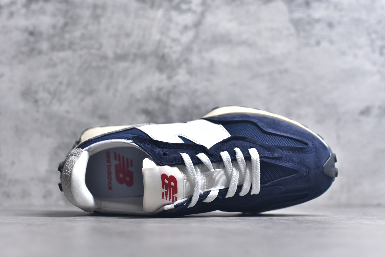 图片[4]-#New Balance MS327 公司级版本 复古休闲运动慢跑鞋 完美清洁度 全新 New Balance 327 系列，以更纯粹的复古风格设计打造的全新造型。侧身还以解构设计，将 N 字标志以做旧压花样式呈现，样式别具新意。而麂皮、冲孔皮革的塑造，则呈现出高级怀旧气质，也让鞋款在奢华时装风格与运动氛围之间达到了平衡 货号： U327WRJ2332 尺码：36 37 37.5 38 39 39.5 40 40.5 41.5 42 42.5 43.5 44 45-选品中心