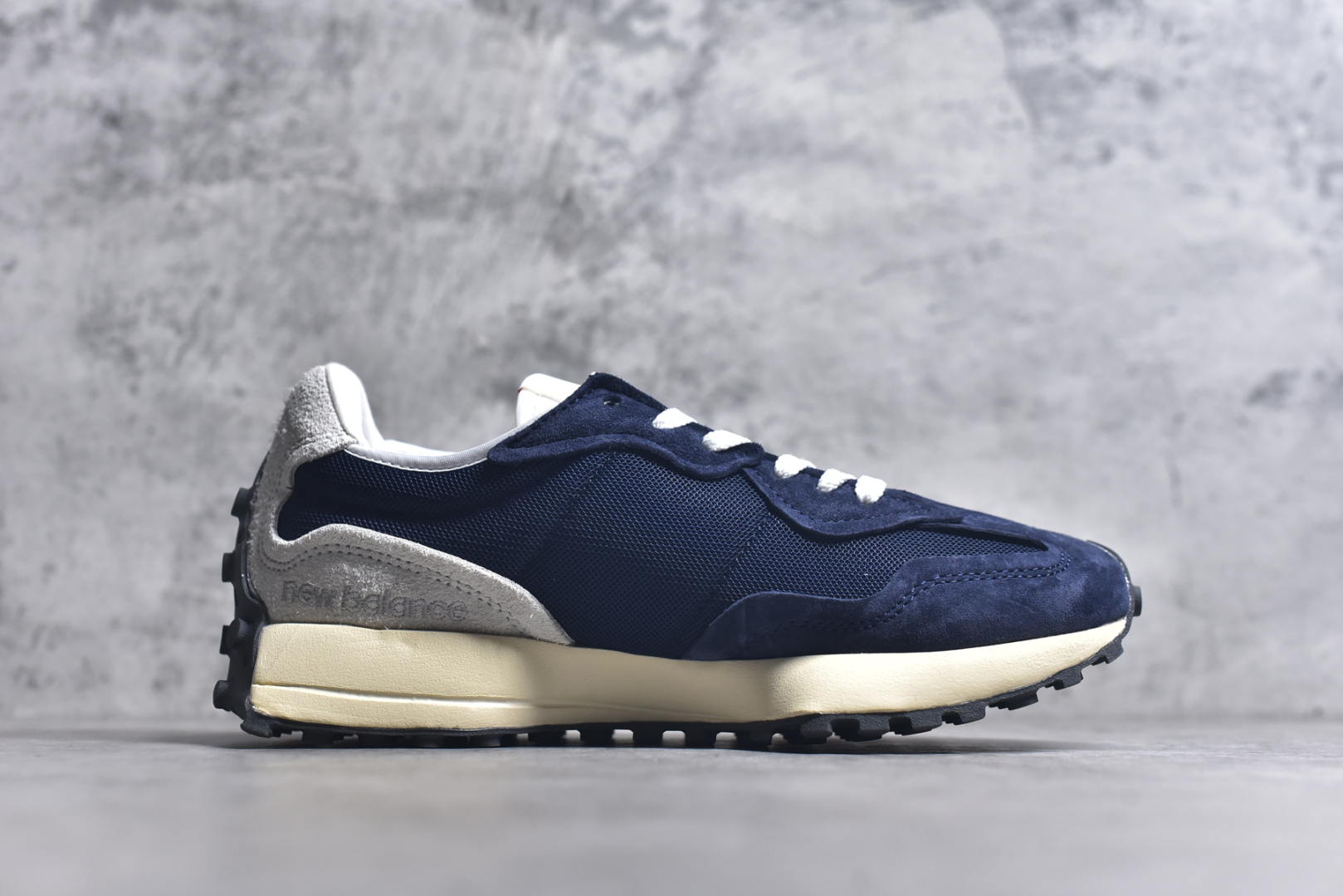 图片[3]-#New Balance MS327 公司级版本 复古休闲运动慢跑鞋 完美清洁度 全新 New Balance 327 系列，以更纯粹的复古风格设计打造的全新造型。侧身还以解构设计，将 N 字标志以做旧压花样式呈现，样式别具新意。而麂皮、冲孔皮革的塑造，则呈现出高级怀旧气质，也让鞋款在奢华时装风格与运动氛围之间达到了平衡 货号： U327WRJ2332 尺码：36 37 37.5 38 39 39.5 40 40.5 41.5 42 42.5 43.5 44 45-选品中心