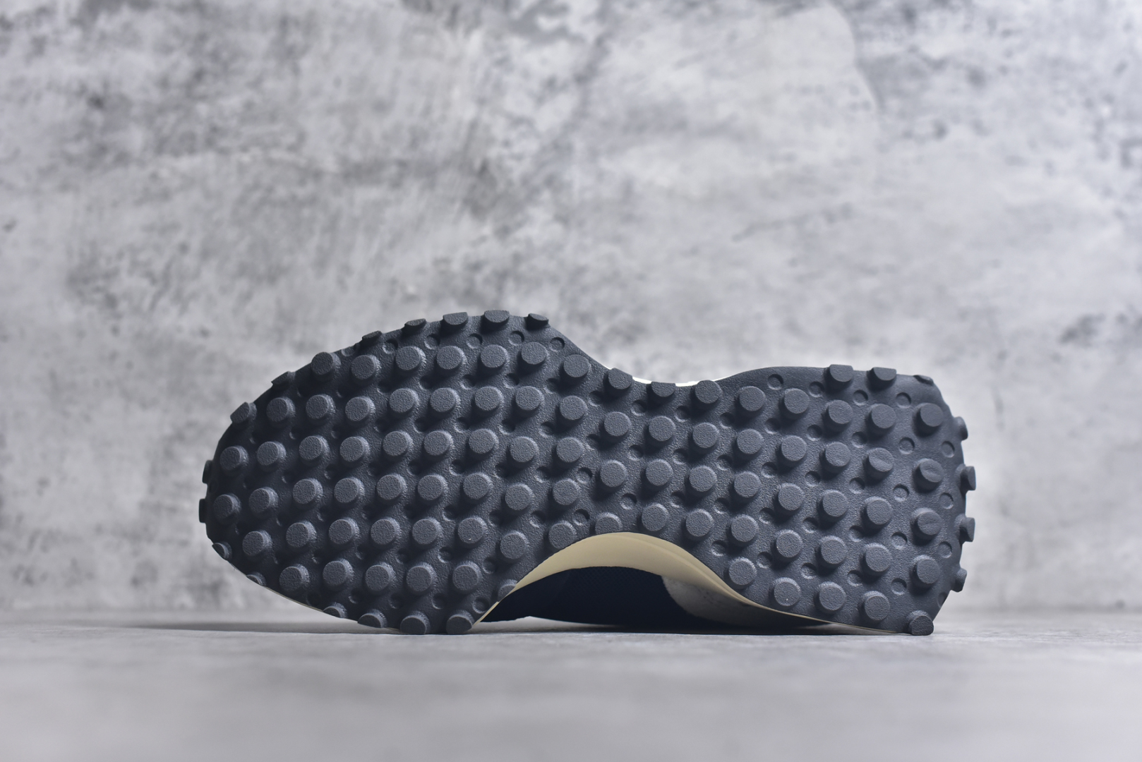 图片[6]-#New Balance MS327 公司级版本 复古休闲运动慢跑鞋 完美清洁度 全新 New Balance 327 系列，以更纯粹的复古风格设计打造的全新造型。侧身还以解构设计，将 N 字标志以做旧压花样式呈现，样式别具新意。而麂皮、冲孔皮革的塑造，则呈现出高级怀旧气质，也让鞋款在奢华时装风格与运动氛围之间达到了平衡 货号： U327WRJ2332 尺码：36 37 37.5 38 39 39.5 40 40.5 41.5 42 42.5 43.5 44 45-选品中心