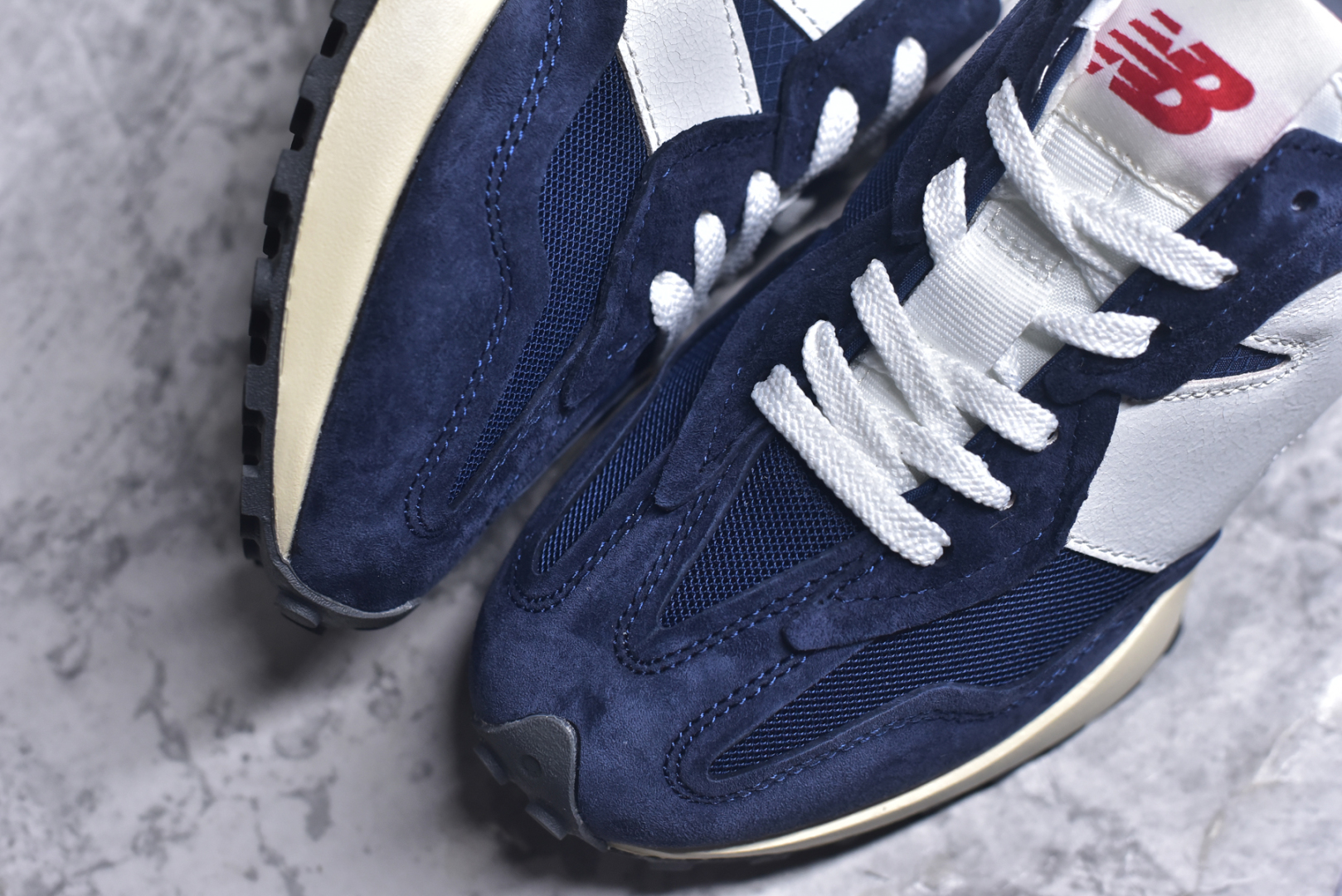 图片[8]-#New Balance MS327 公司级版本 复古休闲运动慢跑鞋 完美清洁度 全新 New Balance 327 系列，以更纯粹的复古风格设计打造的全新造型。侧身还以解构设计，将 N 字标志以做旧压花样式呈现，样式别具新意。而麂皮、冲孔皮革的塑造，则呈现出高级怀旧气质，也让鞋款在奢华时装风格与运动氛围之间达到了平衡 货号： U327WRJ2332 尺码：36 37 37.5 38 39 39.5 40 40.5 41.5 42 42.5 43.5 44 45-选品中心