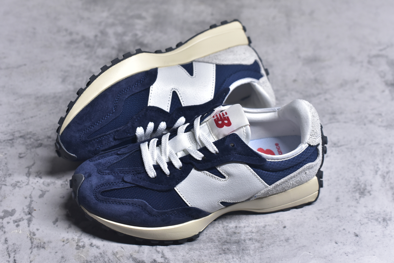 图片[7]-#New Balance MS327 公司级版本 复古休闲运动慢跑鞋 完美清洁度 全新 New Balance 327 系列，以更纯粹的复古风格设计打造的全新造型。侧身还以解构设计，将 N 字标志以做旧压花样式呈现，样式别具新意。而麂皮、冲孔皮革的塑造，则呈现出高级怀旧气质，也让鞋款在奢华时装风格与运动氛围之间达到了平衡 货号： U327WRJ2332 尺码：36 37 37.5 38 39 39.5 40 40.5 41.5 42 42.5 43.5 44 45-选品中心