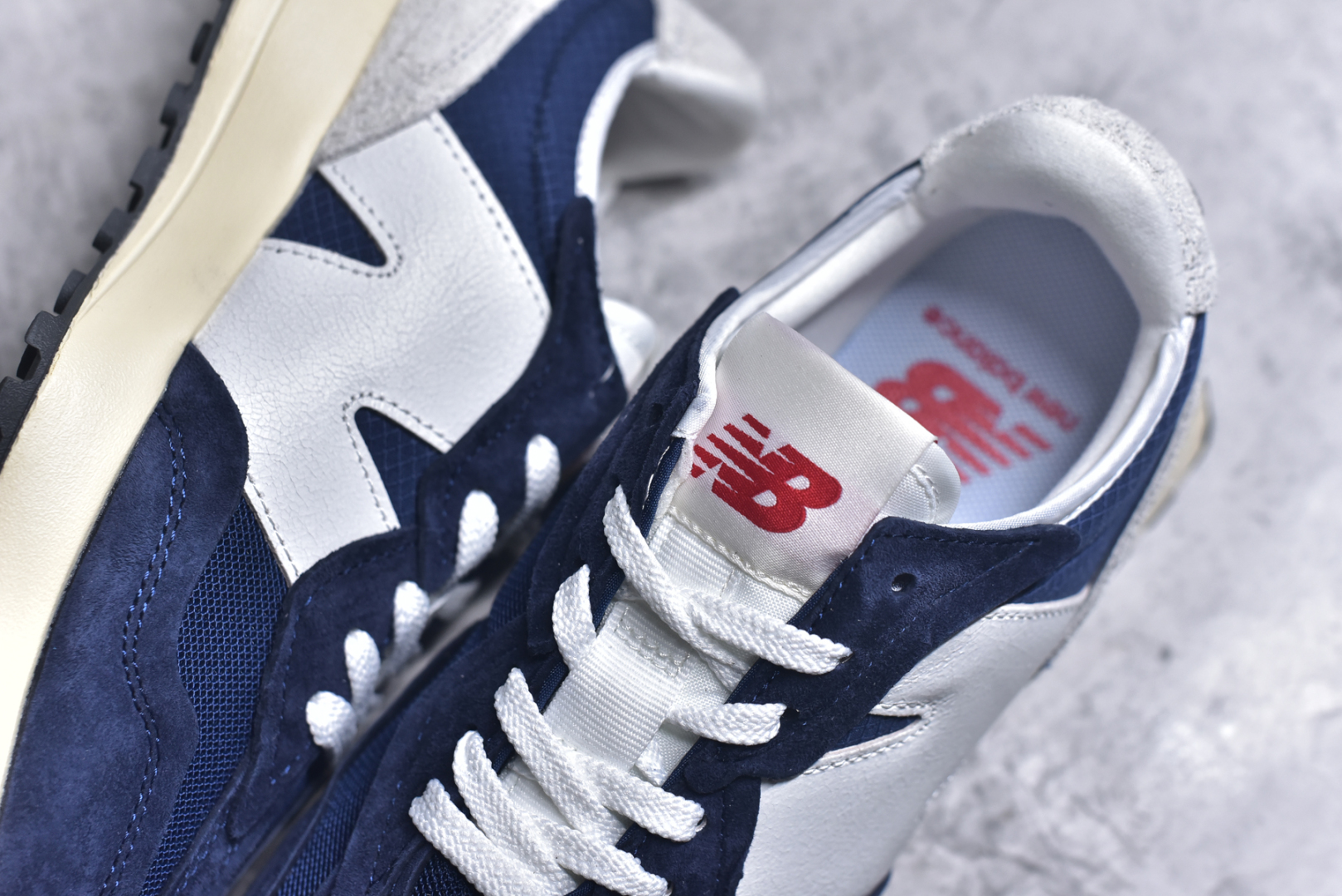 图片[9]-#New Balance MS327 公司级版本 复古休闲运动慢跑鞋 完美清洁度 全新 New Balance 327 系列，以更纯粹的复古风格设计打造的全新造型。侧身还以解构设计，将 N 字标志以做旧压花样式呈现，样式别具新意。而麂皮、冲孔皮革的塑造，则呈现出高级怀旧气质，也让鞋款在奢华时装风格与运动氛围之间达到了平衡 货号： U327WRJ2332 尺码：36 37 37.5 38 39 39.5 40 40.5 41.5 42 42.5 43.5 44 45-选品中心