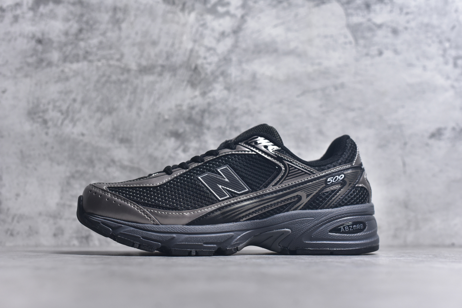 #New Balance U509 舒适百搭防滑耐磨 低帮休闲跑步鞋 新百伦 New Balance 509 复古网面运动鞋U509E1。鞋舌上的 New Balance 标识，双脚外侧出现 N 字 Logo。层次材质在不同色彩区域，用拼接方式将翻毛皮麂皮网眼面料结合。鞋子造型简洁流畅，多层次视觉体验。 货号：U509E1 尺码：36 37 37.5 38 38.5 39.5 40 40.5 41.5 42 42.5 43 44 45-选品中心