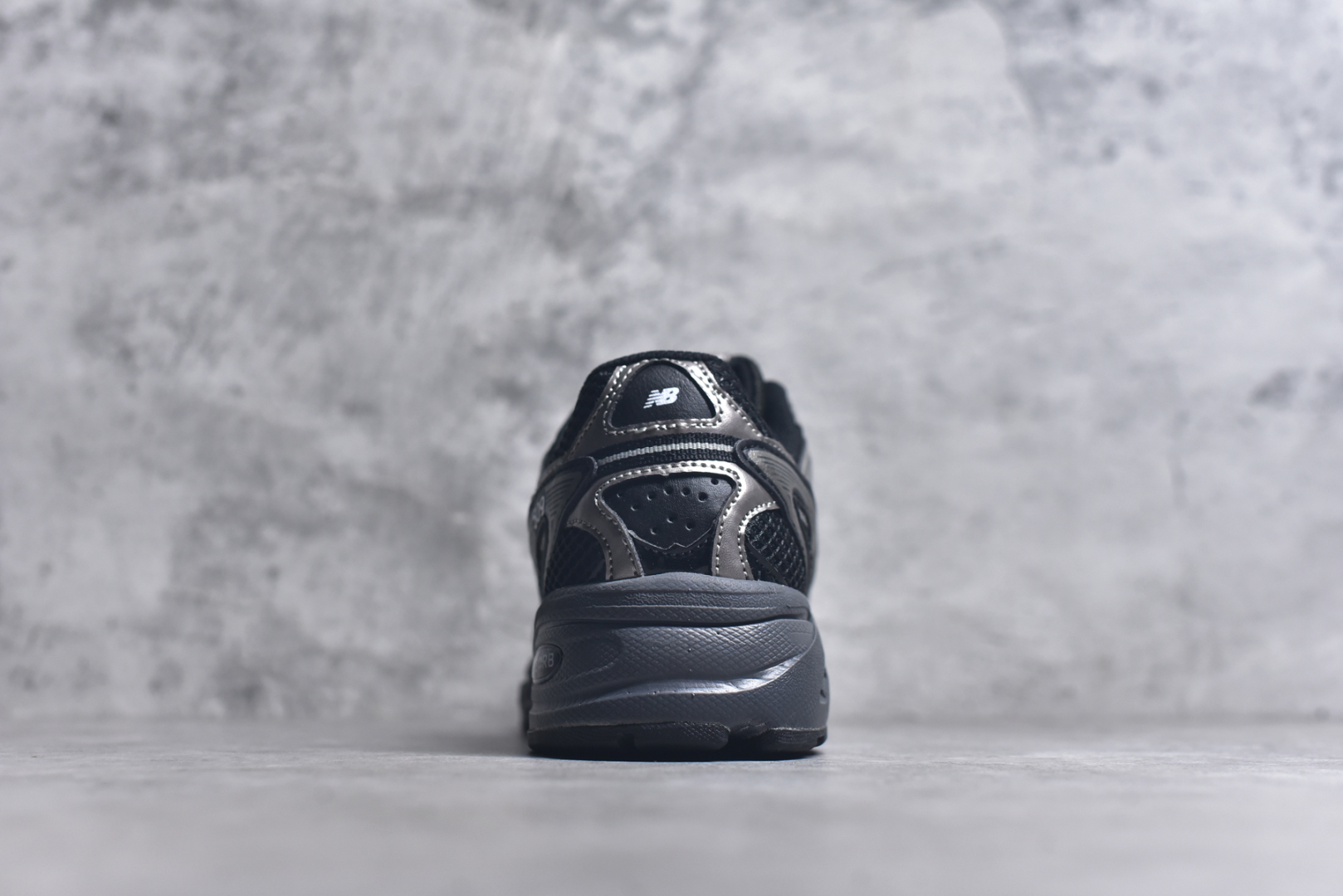 图片[5]-#New Balance U509 舒适百搭防滑耐磨 低帮休闲跑步鞋 新百伦 New Balance 509 复古网面运动鞋U509E1。鞋舌上的 New Balance 标识，双脚外侧出现 N 字 Logo。层次材质在不同色彩区域，用拼接方式将翻毛皮麂皮网眼面料结合。鞋子造型简洁流畅，多层次视觉体验。 货号：U509E1 尺码：36 37 37.5 38 38.5 39.5 40 40.5 41.5 42 42.5 43 44 45-选品中心