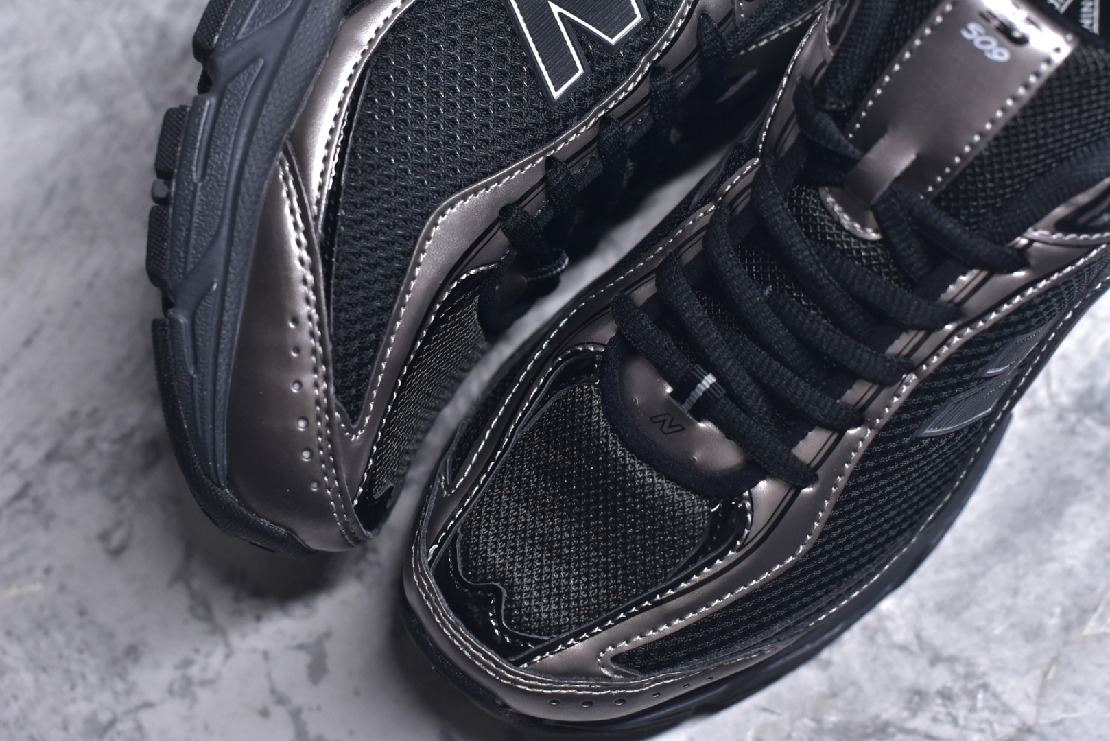 图片[8]-#New Balance U509 舒适百搭防滑耐磨 低帮休闲跑步鞋 新百伦 New Balance 509 复古网面运动鞋U509E1。鞋舌上的 New Balance 标识，双脚外侧出现 N 字 Logo。层次材质在不同色彩区域，用拼接方式将翻毛皮麂皮网眼面料结合。鞋子造型简洁流畅，多层次视觉体验。 货号：U509E1 尺码：36 37 37.5 38 38.5 39.5 40 40.5 41.5 42 42.5 43 44 45-选品中心