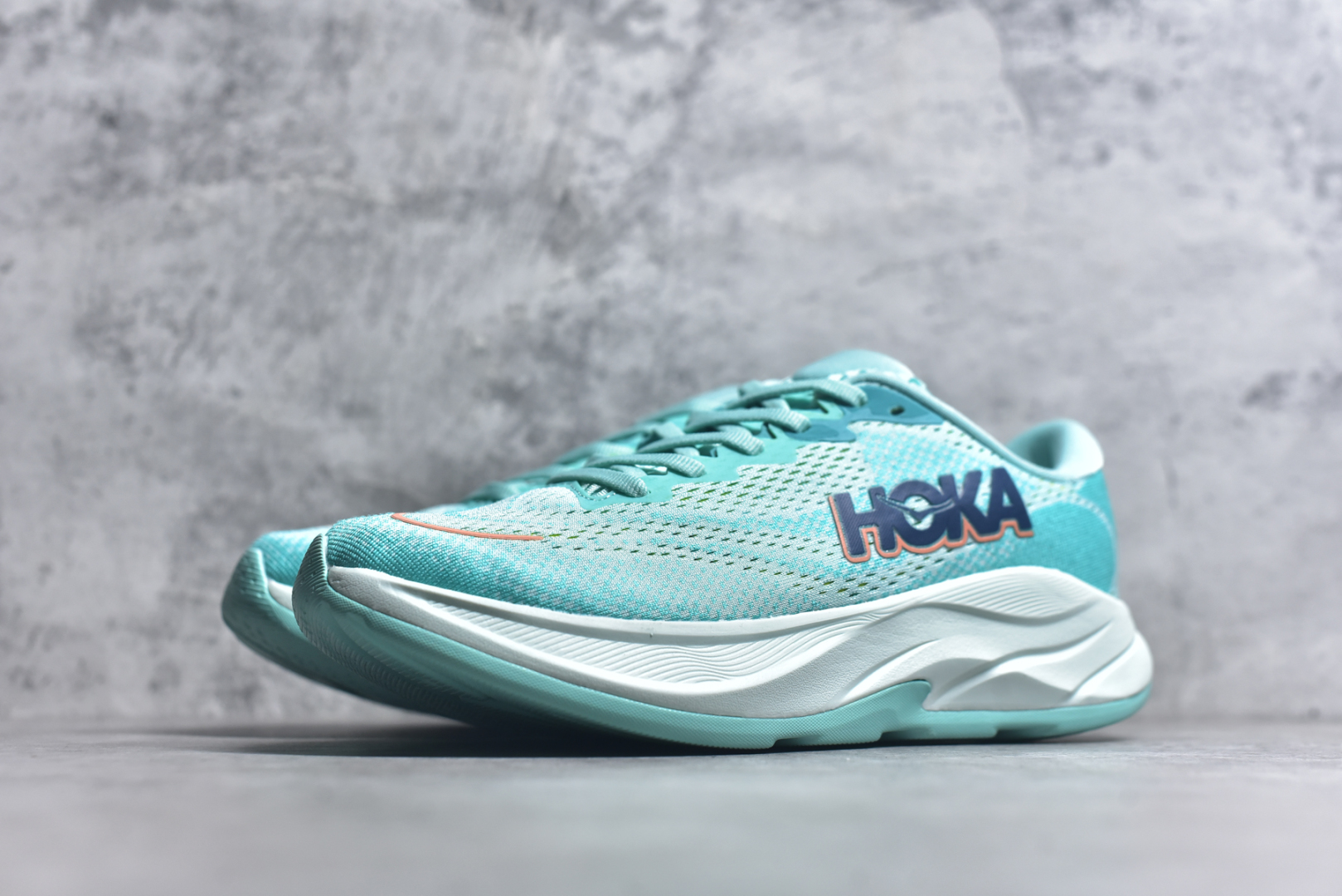 图片[2]-#HOKA ONE ONE RINCON 4 舒适防滑耐磨低帮休闲跑步鞋 Rincon 4 是一款日常训练用的跑步鞋，踩上去的感觉很结实。它适合中短距离跑步，但如果您习惯于稍硬的感觉，也可以用于长距离跑步。但它的速度不够快，不能作为速度训练鞋，也不够柔软，不能作为恢复训练鞋，日常里程跑才是它的优势所在。如果您想尝试 Hoka 跑鞋，又想享受极具竞争力的价格，那就试试这款鞋吧。尺码：36 36.5 37.5 38 38.5 39 40 40.5 41 42 42.5 43 44 44.5 45-选品中心