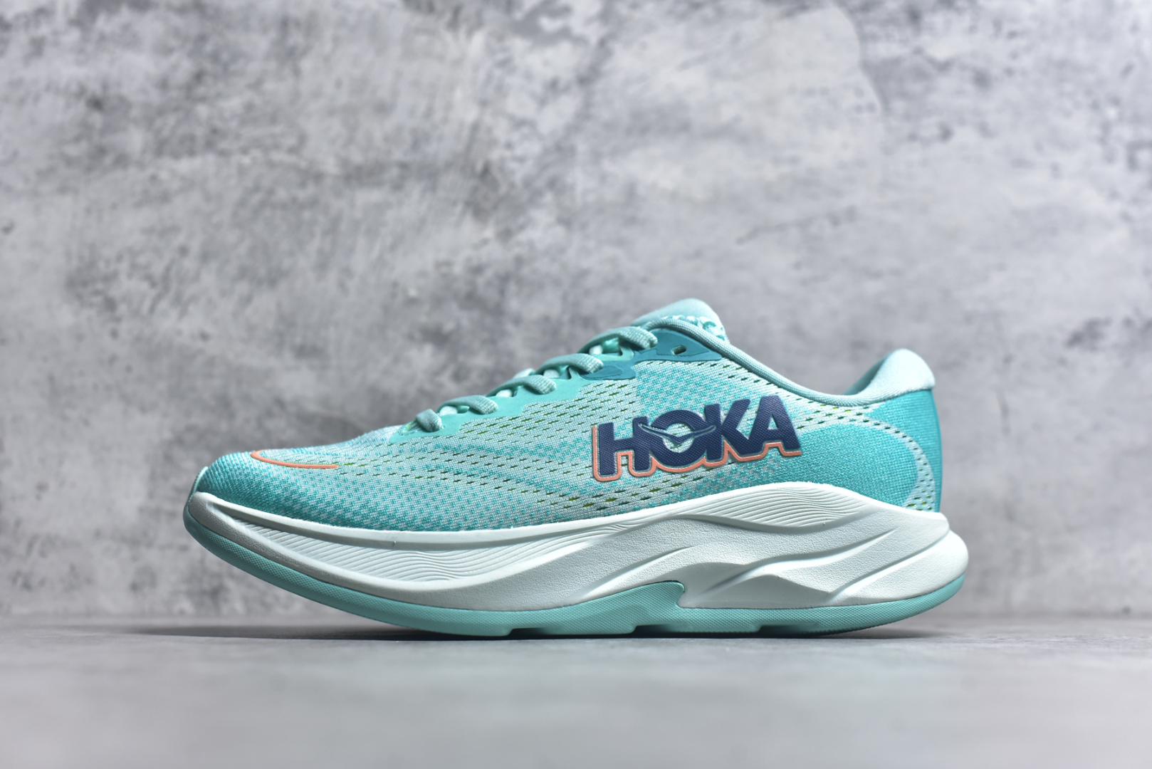 #HOKA ONE ONE RINCON 4 舒适防滑耐磨低帮休闲跑步鞋 Rincon 4 是一款日常训练用的跑步鞋，踩上去的感觉很结实。它适合中短距离跑步，但如果您习惯于稍硬的感觉，也可以用于长距离跑步。但它的速度不够快，不能作为速度训练鞋，也不够柔软，不能作为恢复训练鞋，日常里程跑才是它的优势所在。如果您想尝试 Hoka 跑鞋，又想享受极具竞争力的价格，那就试试这款鞋吧。尺码：36 36.5 37.5 38 38.5 39 40 40.5 41 42 42.5 43 44 44.5 45-选品中心