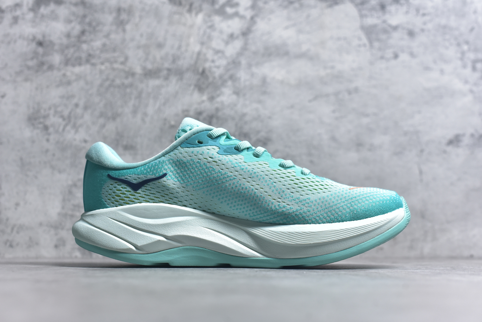 图片[3]-#HOKA ONE ONE RINCON 4 舒适防滑耐磨低帮休闲跑步鞋 Rincon 4 是一款日常训练用的跑步鞋，踩上去的感觉很结实。它适合中短距离跑步，但如果您习惯于稍硬的感觉，也可以用于长距离跑步。但它的速度不够快，不能作为速度训练鞋，也不够柔软，不能作为恢复训练鞋，日常里程跑才是它的优势所在。如果您想尝试 Hoka 跑鞋，又想享受极具竞争力的价格，那就试试这款鞋吧。尺码：36 36.5 37.5 38 38.5 39 40 40.5 41 42 42.5 43 44 44.5 45-选品中心