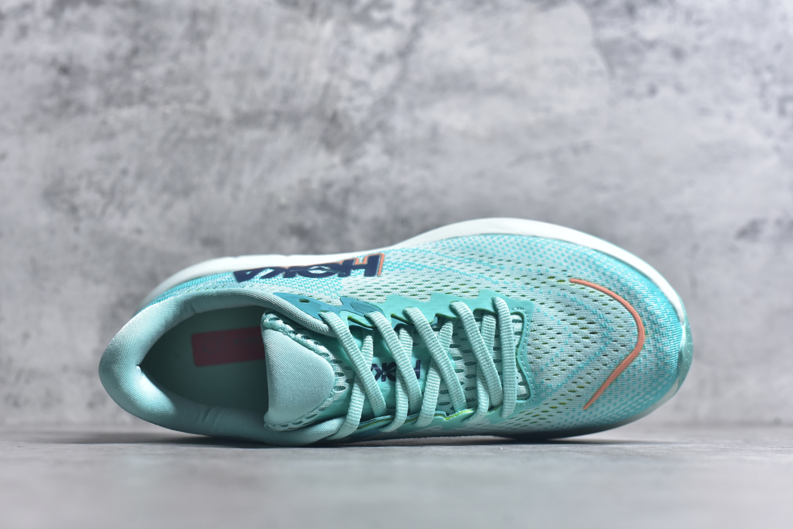 图片[4]-#HOKA ONE ONE RINCON 4 舒适防滑耐磨低帮休闲跑步鞋 Rincon 4 是一款日常训练用的跑步鞋，踩上去的感觉很结实。它适合中短距离跑步，但如果您习惯于稍硬的感觉，也可以用于长距离跑步。但它的速度不够快，不能作为速度训练鞋，也不够柔软，不能作为恢复训练鞋，日常里程跑才是它的优势所在。如果您想尝试 Hoka 跑鞋，又想享受极具竞争力的价格，那就试试这款鞋吧。尺码：36 36.5 37.5 38 38.5 39 40 40.5 41 42 42.5 43 44 44.5 45-选品中心
