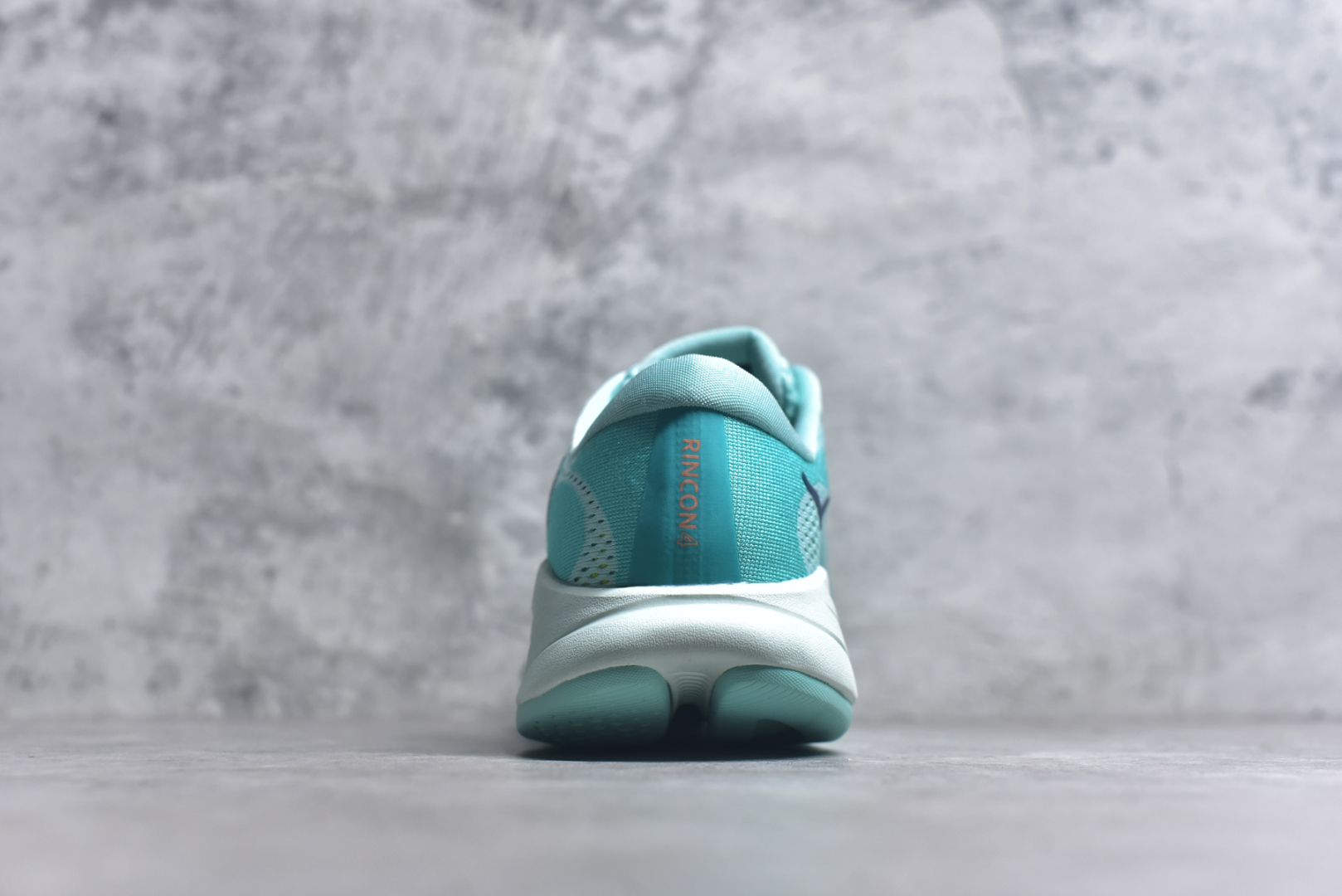 图片[5]-#HOKA ONE ONE RINCON 4 舒适防滑耐磨低帮休闲跑步鞋 Rincon 4 是一款日常训练用的跑步鞋，踩上去的感觉很结实。它适合中短距离跑步，但如果您习惯于稍硬的感觉，也可以用于长距离跑步。但它的速度不够快，不能作为速度训练鞋，也不够柔软，不能作为恢复训练鞋，日常里程跑才是它的优势所在。如果您想尝试 Hoka 跑鞋，又想享受极具竞争力的价格，那就试试这款鞋吧。尺码：36 36.5 37.5 38 38.5 39 40 40.5 41 42 42.5 43 44 44.5 45-选品中心