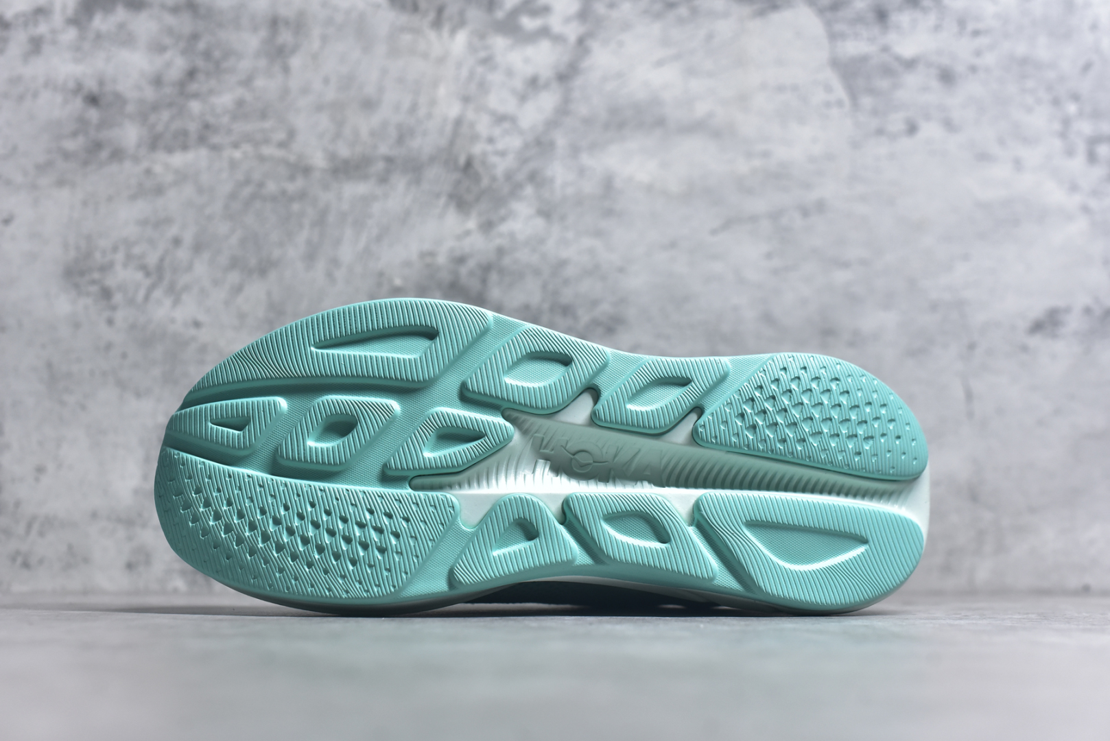 图片[6]-#HOKA ONE ONE RINCON 4 舒适防滑耐磨低帮休闲跑步鞋 Rincon 4 是一款日常训练用的跑步鞋，踩上去的感觉很结实。它适合中短距离跑步，但如果您习惯于稍硬的感觉，也可以用于长距离跑步。但它的速度不够快，不能作为速度训练鞋，也不够柔软，不能作为恢复训练鞋，日常里程跑才是它的优势所在。如果您想尝试 Hoka 跑鞋，又想享受极具竞争力的价格，那就试试这款鞋吧。尺码：36 36.5 37.5 38 38.5 39 40 40.5 41 42 42.5 43 44 44.5 45-选品中心