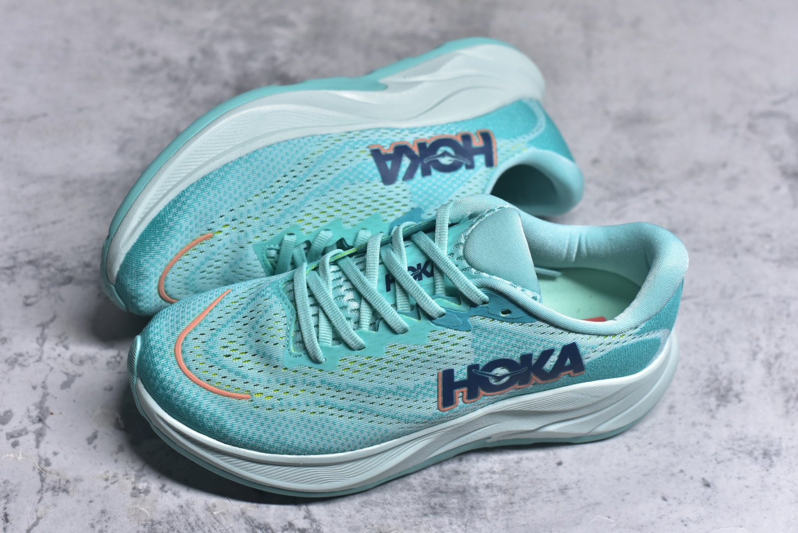 图片[7]-#HOKA ONE ONE RINCON 4 舒适防滑耐磨低帮休闲跑步鞋 Rincon 4 是一款日常训练用的跑步鞋，踩上去的感觉很结实。它适合中短距离跑步，但如果您习惯于稍硬的感觉，也可以用于长距离跑步。但它的速度不够快，不能作为速度训练鞋，也不够柔软，不能作为恢复训练鞋，日常里程跑才是它的优势所在。如果您想尝试 Hoka 跑鞋，又想享受极具竞争力的价格，那就试试这款鞋吧。尺码：36 36.5 37.5 38 38.5 39 40 40.5 41 42 42.5 43 44 44.5 45-选品中心