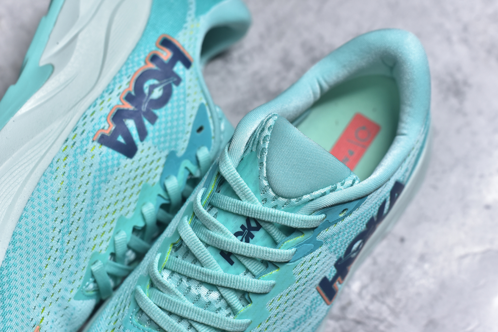 图片[9]-#HOKA ONE ONE RINCON 4 舒适防滑耐磨低帮休闲跑步鞋 Rincon 4 是一款日常训练用的跑步鞋，踩上去的感觉很结实。它适合中短距离跑步，但如果您习惯于稍硬的感觉，也可以用于长距离跑步。但它的速度不够快，不能作为速度训练鞋，也不够柔软，不能作为恢复训练鞋，日常里程跑才是它的优势所在。如果您想尝试 Hoka 跑鞋，又想享受极具竞争力的价格，那就试试这款鞋吧。尺码：36 36.5 37.5 38 38.5 39 40 40.5 41 42 42.5 43 44 44.5 45-选品中心
