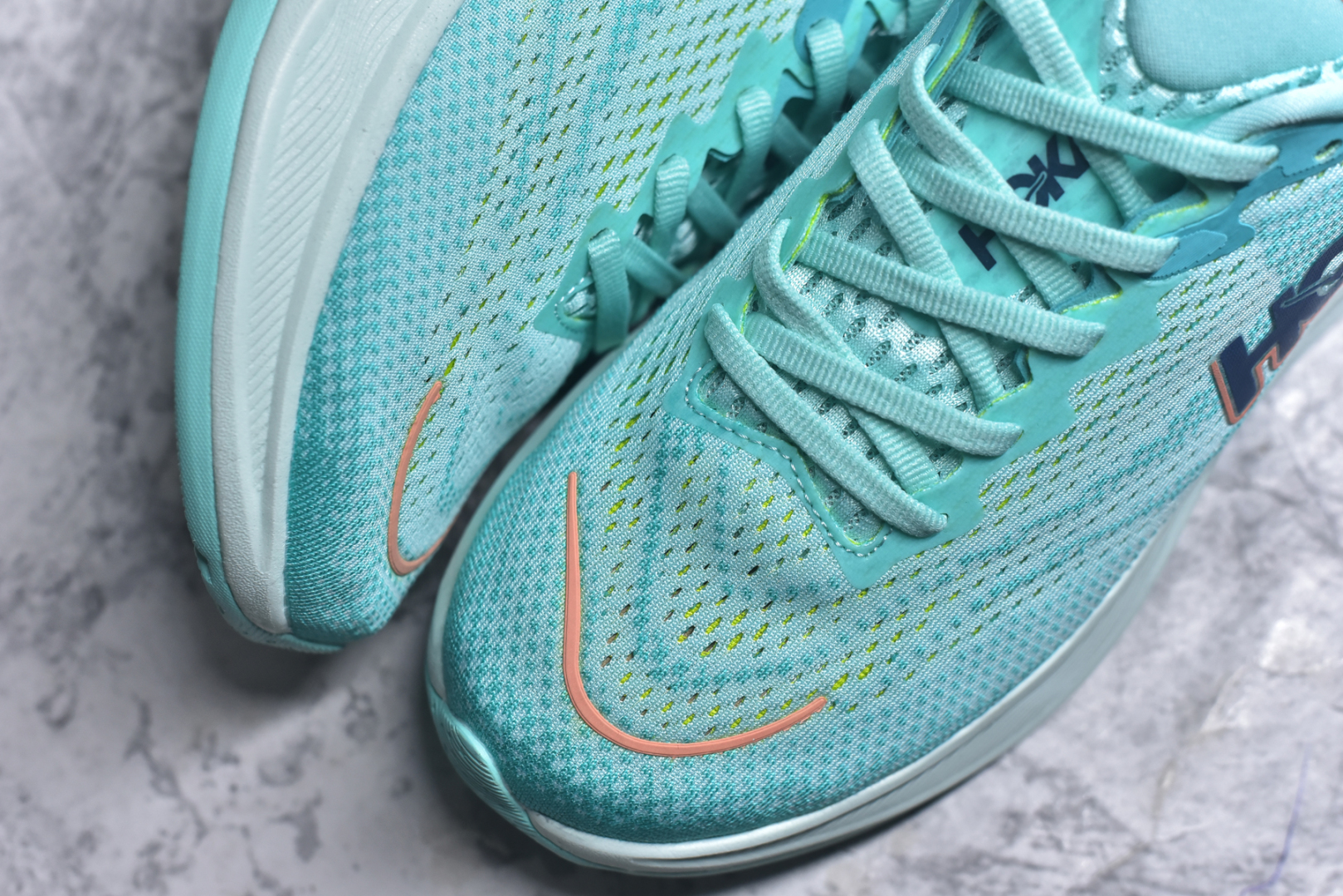 图片[8]-#HOKA ONE ONE RINCON 4 舒适防滑耐磨低帮休闲跑步鞋 Rincon 4 是一款日常训练用的跑步鞋，踩上去的感觉很结实。它适合中短距离跑步，但如果您习惯于稍硬的感觉，也可以用于长距离跑步。但它的速度不够快，不能作为速度训练鞋，也不够柔软，不能作为恢复训练鞋，日常里程跑才是它的优势所在。如果您想尝试 Hoka 跑鞋，又想享受极具竞争力的价格，那就试试这款鞋吧。尺码：36 36.5 37.5 38 38.5 39 40 40.5 41 42 42.5 43 44 44.5 45-选品中心