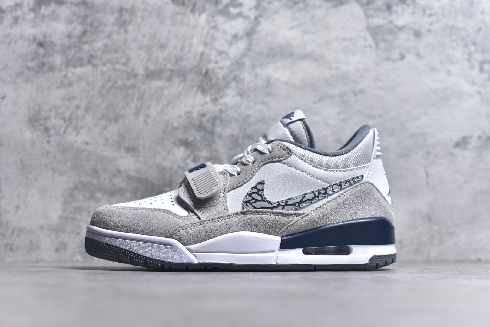 #Nike Air Jordan Legacy 312 Low \”白灰色\” 原厂私磨 原厂纸板 原厂盒装 完美走线 进口头层皮 致力打造精致。乔丹篮球鞋系列 号称 “最强三合一” 的 Jordan Legacy 312，自然有着杂交结合的设计，它的名字就展现出它所包含的鞋款元素，312 分别对应了 Air Jordan 3、Air Jordan 1 和 Air Trainer 2，将这三双经典又有不俗人气的鞋款融合，“最强三合一” 的名称由此得来！货号： CD7069-124 尺码：36 36.5 37.5 38 38.5 39 40 40.5 41 42 42.5 43 44 44.5 45 46 47.5-选品中心