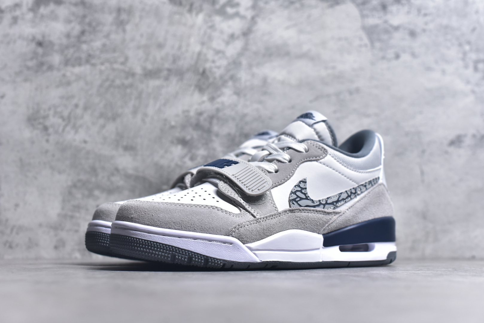 图片[2]-#Nike Air Jordan Legacy 312 Low \”白灰色\” 原厂私磨 原厂纸板 原厂盒装 完美走线 进口头层皮 致力打造精致。乔丹篮球鞋系列 号称 “最强三合一” 的 Jordan Legacy 312，自然有着杂交结合的设计，它的名字就展现出它所包含的鞋款元素，312 分别对应了 Air Jordan 3、Air Jordan 1 和 Air Trainer 2，将这三双经典又有不俗人气的鞋款融合，“最强三合一” 的名称由此得来！货号： CD7069-124 尺码：36 36.5 37.5 38 38.5 39 40 40.5 41 42 42.5 43 44 44.5 45 46 47.5-选品中心
