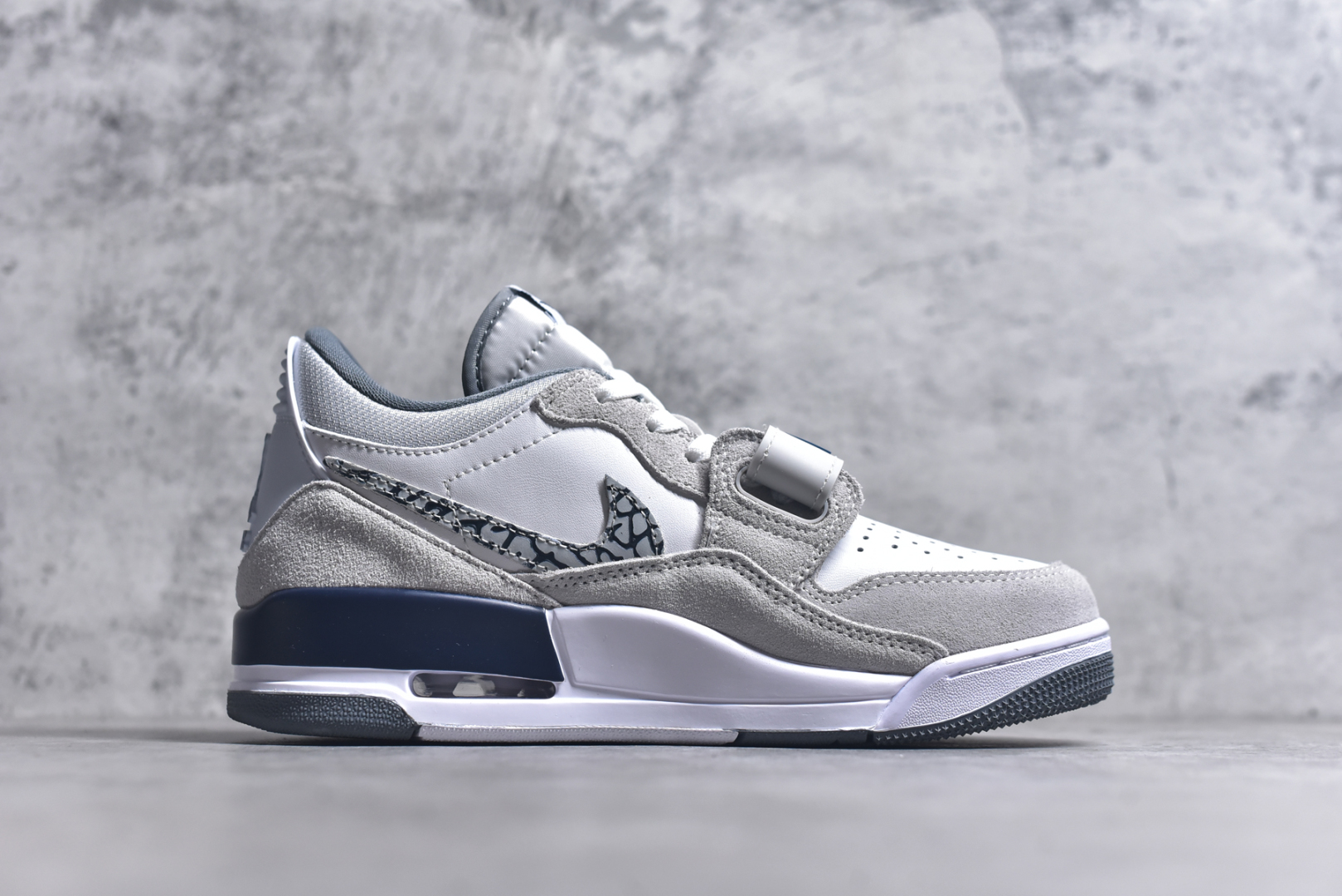 图片[3]-#Nike Air Jordan Legacy 312 Low \”白灰色\” 原厂私磨 原厂纸板 原厂盒装 完美走线 进口头层皮 致力打造精致。乔丹篮球鞋系列 号称 “最强三合一” 的 Jordan Legacy 312，自然有着杂交结合的设计，它的名字就展现出它所包含的鞋款元素，312 分别对应了 Air Jordan 3、Air Jordan 1 和 Air Trainer 2，将这三双经典又有不俗人气的鞋款融合，“最强三合一” 的名称由此得来！货号： CD7069-124 尺码：36 36.5 37.5 38 38.5 39 40 40.5 41 42 42.5 43 44 44.5 45 46 47.5-选品中心