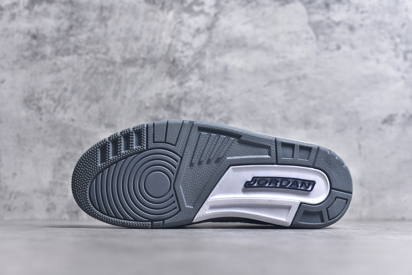 图片[6]-#Nike Air Jordan Legacy 312 Low \”白灰色\” 原厂私磨 原厂纸板 原厂盒装 完美走线 进口头层皮 致力打造精致。乔丹篮球鞋系列 号称 “最强三合一” 的 Jordan Legacy 312，自然有着杂交结合的设计，它的名字就展现出它所包含的鞋款元素，312 分别对应了 Air Jordan 3、Air Jordan 1 和 Air Trainer 2，将这三双经典又有不俗人气的鞋款融合，“最强三合一” 的名称由此得来！货号： CD7069-124 尺码：36 36.5 37.5 38 38.5 39 40 40.5 41 42 42.5 43 44 44.5 45 46 47.5-选品中心