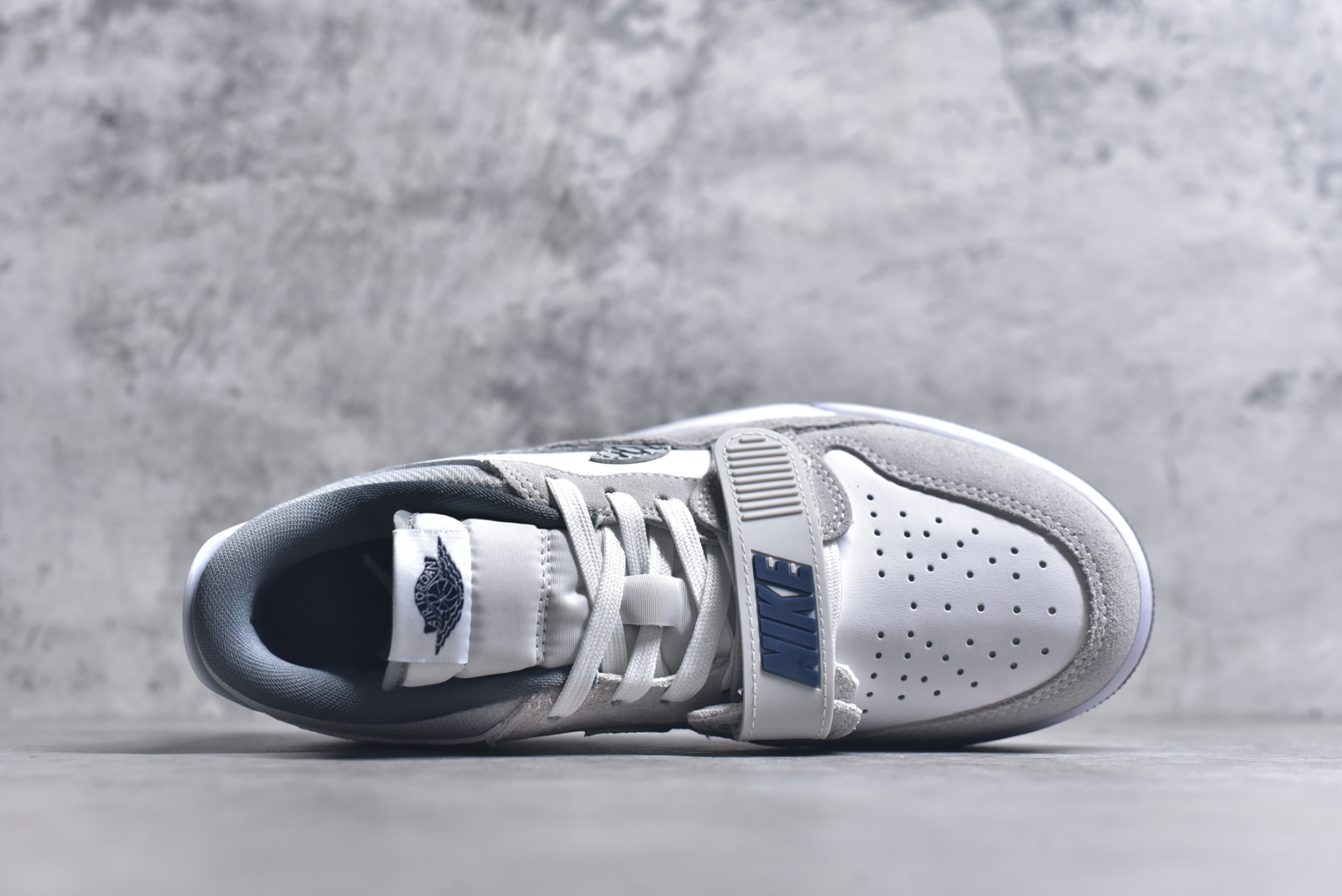 图片[4]-#Nike Air Jordan Legacy 312 Low \”白灰色\” 原厂私磨 原厂纸板 原厂盒装 完美走线 进口头层皮 致力打造精致。乔丹篮球鞋系列 号称 “最强三合一” 的 Jordan Legacy 312，自然有着杂交结合的设计，它的名字就展现出它所包含的鞋款元素，312 分别对应了 Air Jordan 3、Air Jordan 1 和 Air Trainer 2，将这三双经典又有不俗人气的鞋款融合，“最强三合一” 的名称由此得来！货号： CD7069-124 尺码：36 36.5 37.5 38 38.5 39 40 40.5 41 42 42.5 43 44 44.5 45 46 47.5-选品中心