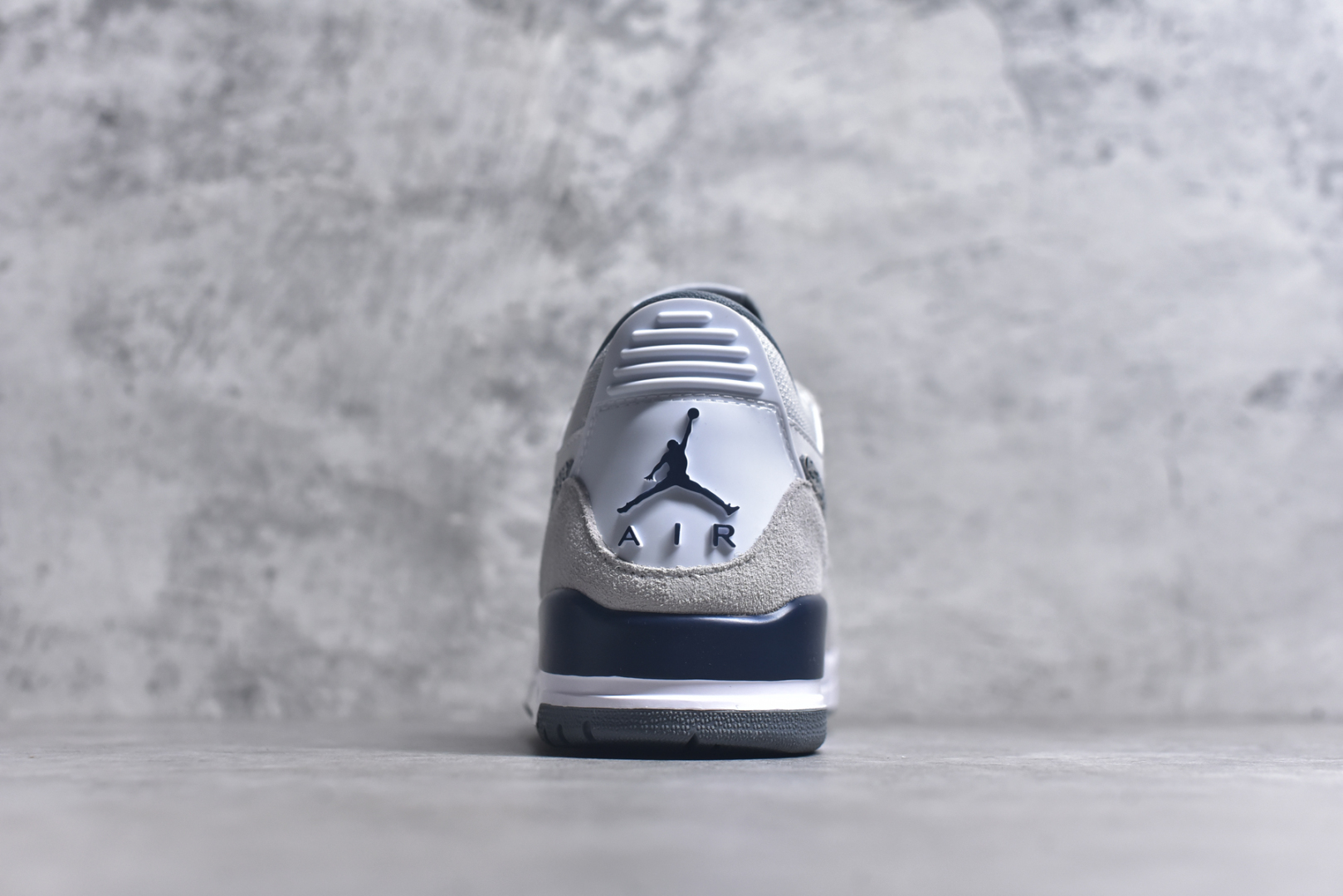 图片[5]-#Nike Air Jordan Legacy 312 Low \”白灰色\” 原厂私磨 原厂纸板 原厂盒装 完美走线 进口头层皮 致力打造精致。乔丹篮球鞋系列 号称 “最强三合一” 的 Jordan Legacy 312，自然有着杂交结合的设计，它的名字就展现出它所包含的鞋款元素，312 分别对应了 Air Jordan 3、Air Jordan 1 和 Air Trainer 2，将这三双经典又有不俗人气的鞋款融合，“最强三合一” 的名称由此得来！货号： CD7069-124 尺码：36 36.5 37.5 38 38.5 39 40 40.5 41 42 42.5 43 44 44.5 45 46 47.5-选品中心