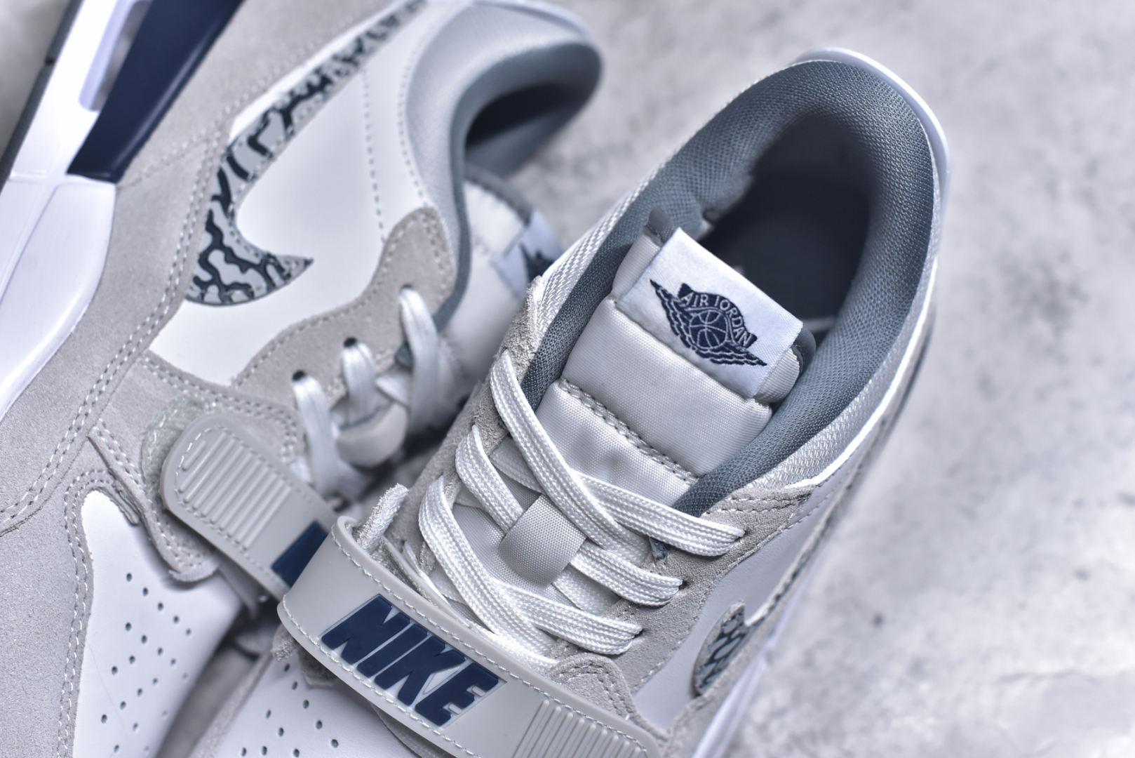 图片[9]-#Nike Air Jordan Legacy 312 Low \”白灰色\” 原厂私磨 原厂纸板 原厂盒装 完美走线 进口头层皮 致力打造精致。乔丹篮球鞋系列 号称 “最强三合一” 的 Jordan Legacy 312，自然有着杂交结合的设计，它的名字就展现出它所包含的鞋款元素，312 分别对应了 Air Jordan 3、Air Jordan 1 和 Air Trainer 2，将这三双经典又有不俗人气的鞋款融合，“最强三合一” 的名称由此得来！货号： CD7069-124 尺码：36 36.5 37.5 38 38.5 39 40 40.5 41 42 42.5 43 44 44.5 45 46 47.5-选品中心