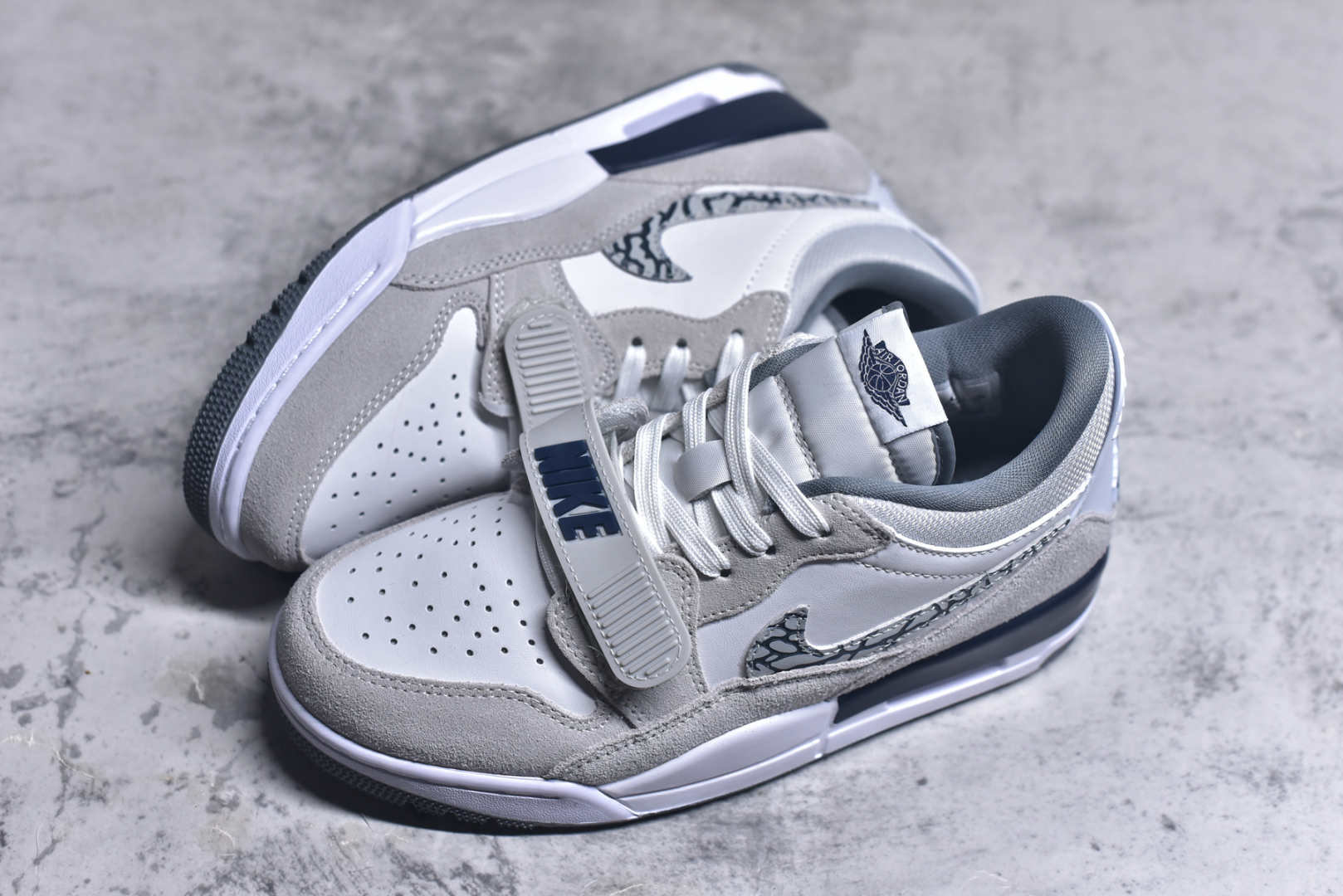 图片[7]-#Nike Air Jordan Legacy 312 Low \”白灰色\” 原厂私磨 原厂纸板 原厂盒装 完美走线 进口头层皮 致力打造精致。乔丹篮球鞋系列 号称 “最强三合一” 的 Jordan Legacy 312，自然有着杂交结合的设计，它的名字就展现出它所包含的鞋款元素，312 分别对应了 Air Jordan 3、Air Jordan 1 和 Air Trainer 2，将这三双经典又有不俗人气的鞋款融合，“最强三合一” 的名称由此得来！货号： CD7069-124 尺码：36 36.5 37.5 38 38.5 39 40 40.5 41 42 42.5 43 44 44.5 45 46 47.5-选品中心