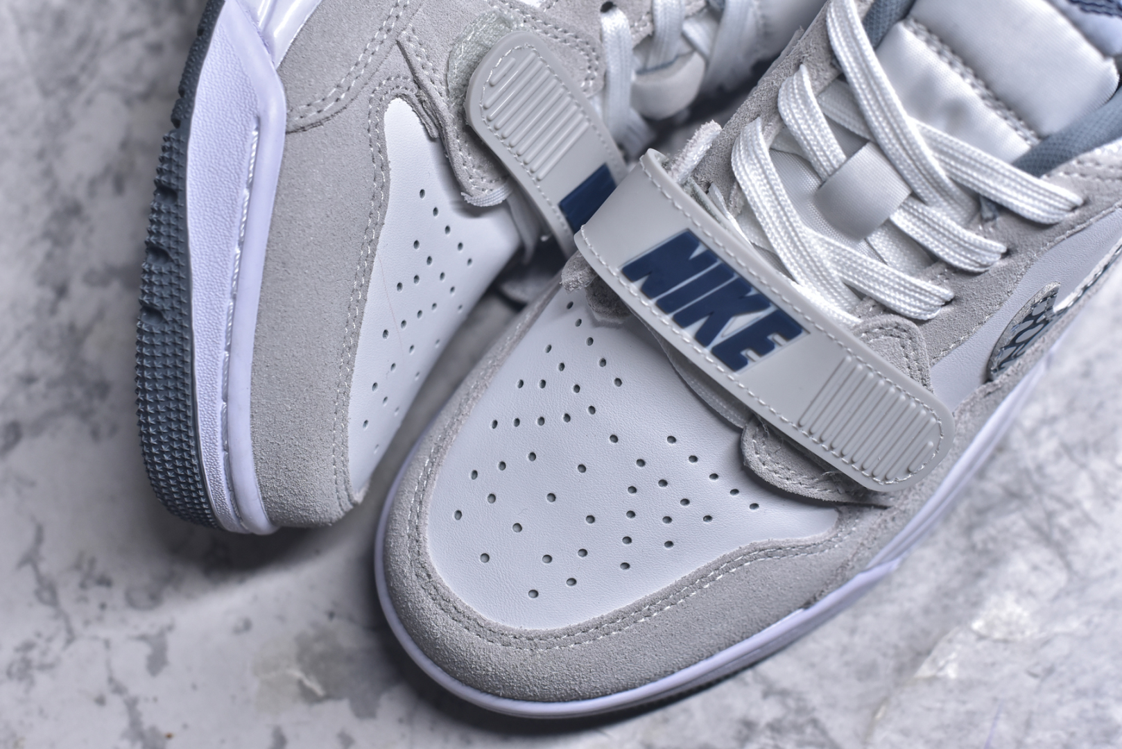 图片[8]-#Nike Air Jordan Legacy 312 Low \”白灰色\” 原厂私磨 原厂纸板 原厂盒装 完美走线 进口头层皮 致力打造精致。乔丹篮球鞋系列 号称 “最强三合一” 的 Jordan Legacy 312，自然有着杂交结合的设计，它的名字就展现出它所包含的鞋款元素，312 分别对应了 Air Jordan 3、Air Jordan 1 和 Air Trainer 2，将这三双经典又有不俗人气的鞋款融合，“最强三合一” 的名称由此得来！货号： CD7069-124 尺码：36 36.5 37.5 38 38.5 39 40 40.5 41 42 42.5 43 44 44.5 45 46 47.5-选品中心