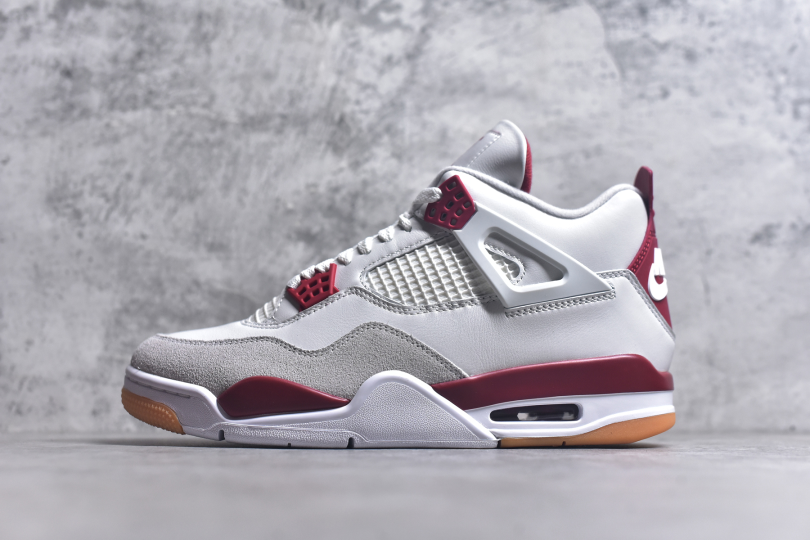 #NK SB x Air Jordan AJ4 联名白红 DR5415-106 全新批次 重点区分市面 唯一正确细节 后跟饰片中心位置有合模线 超弹硅胶材质 内层不织布补强 补强为硅胶提供更强耐久性 避免断裂 圈内最强四代 独家外贸特供尺码含 45.5 49.5 50.5 耗时半年巨作 全套原纸板楦头开发 原厂特供皮料加持 确保原汁原味 完美呈现四代版型 一比一鞋头弧度高度鞋身弧度 数据细节工艺流程均保持原鞋一致 原厂TPU网格鞋带扣 正确内里网布 菱角分明不变形无多余毛边 柔软性质感一致于原鞋 市场唯一原厂鞋扣模具 背面可见隐藏注塑口 原厂织唛标 原厂飞人电绣工艺 尾指中部跳三针 独家绑鞋带手法 印刷中底布 四线拉帮 米色美纹纸贴合固定 进口港宝加持 后跟自然饱满 全鞋荧光划线卡点 追求极致完美 每一双都是工艺品 多重QC质检 超越公司货的品控标准 实实在在的免检产品 尺码：40-48-选品中心