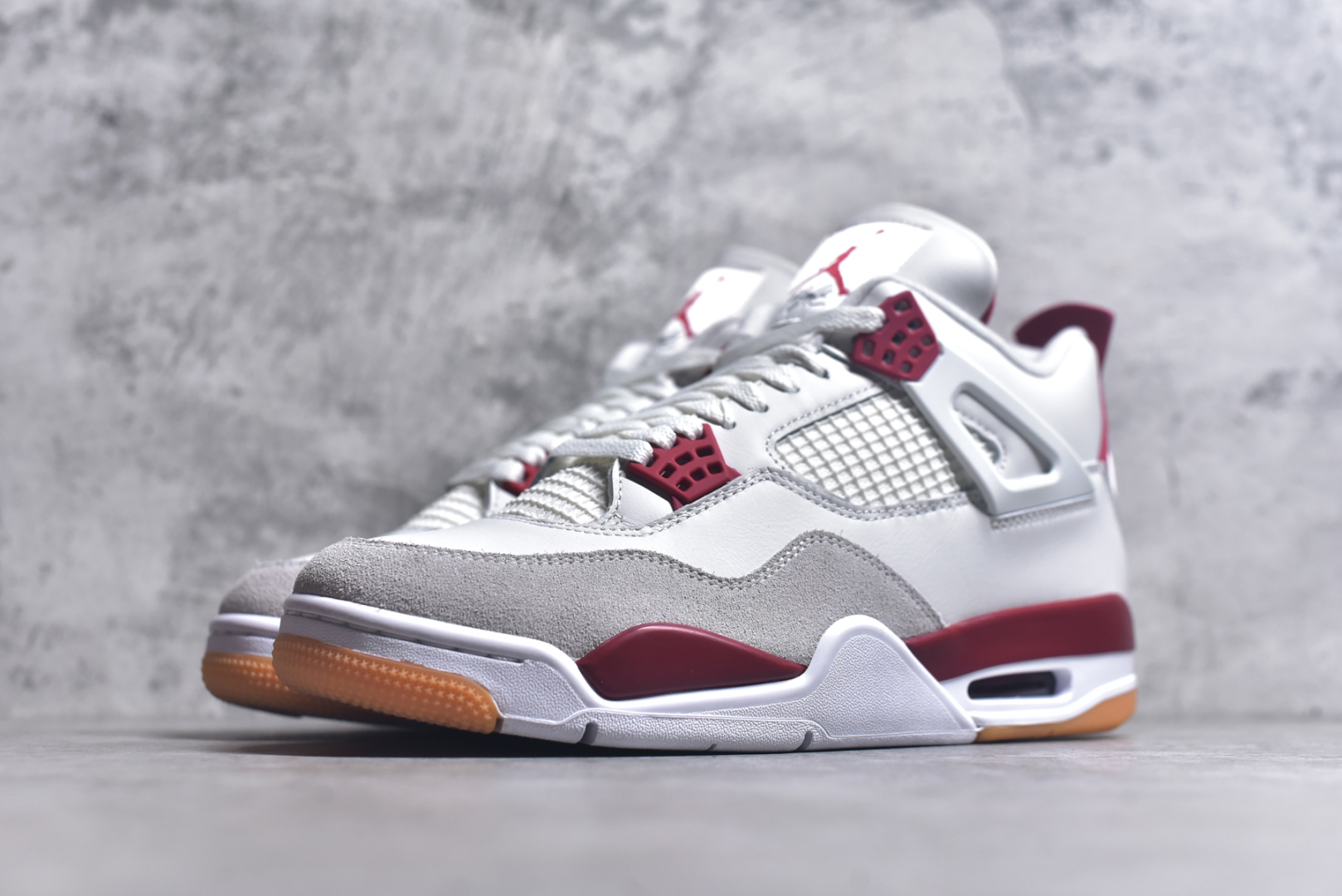 图片[2]-#NK SB x Air Jordan AJ4 联名白红 DR5415-106 全新批次 重点区分市面 唯一正确细节 后跟饰片中心位置有合模线 超弹硅胶材质 内层不织布补强 补强为硅胶提供更强耐久性 避免断裂 圈内最强四代 独家外贸特供尺码含 45.5 49.5 50.5 耗时半年巨作 全套原纸板楦头开发 原厂特供皮料加持 确保原汁原味 完美呈现四代版型 一比一鞋头弧度高度鞋身弧度 数据细节工艺流程均保持原鞋一致 原厂TPU网格鞋带扣 正确内里网布 菱角分明不变形无多余毛边 柔软性质感一致于原鞋 市场唯一原厂鞋扣模具 背面可见隐藏注塑口 原厂织唛标 原厂飞人电绣工艺 尾指中部跳三针 独家绑鞋带手法 印刷中底布 四线拉帮 米色美纹纸贴合固定 进口港宝加持 后跟自然饱满 全鞋荧光划线卡点 追求极致完美 每一双都是工艺品 多重QC质检 超越公司货的品控标准 实实在在的免检产品 尺码：40-48-选品中心