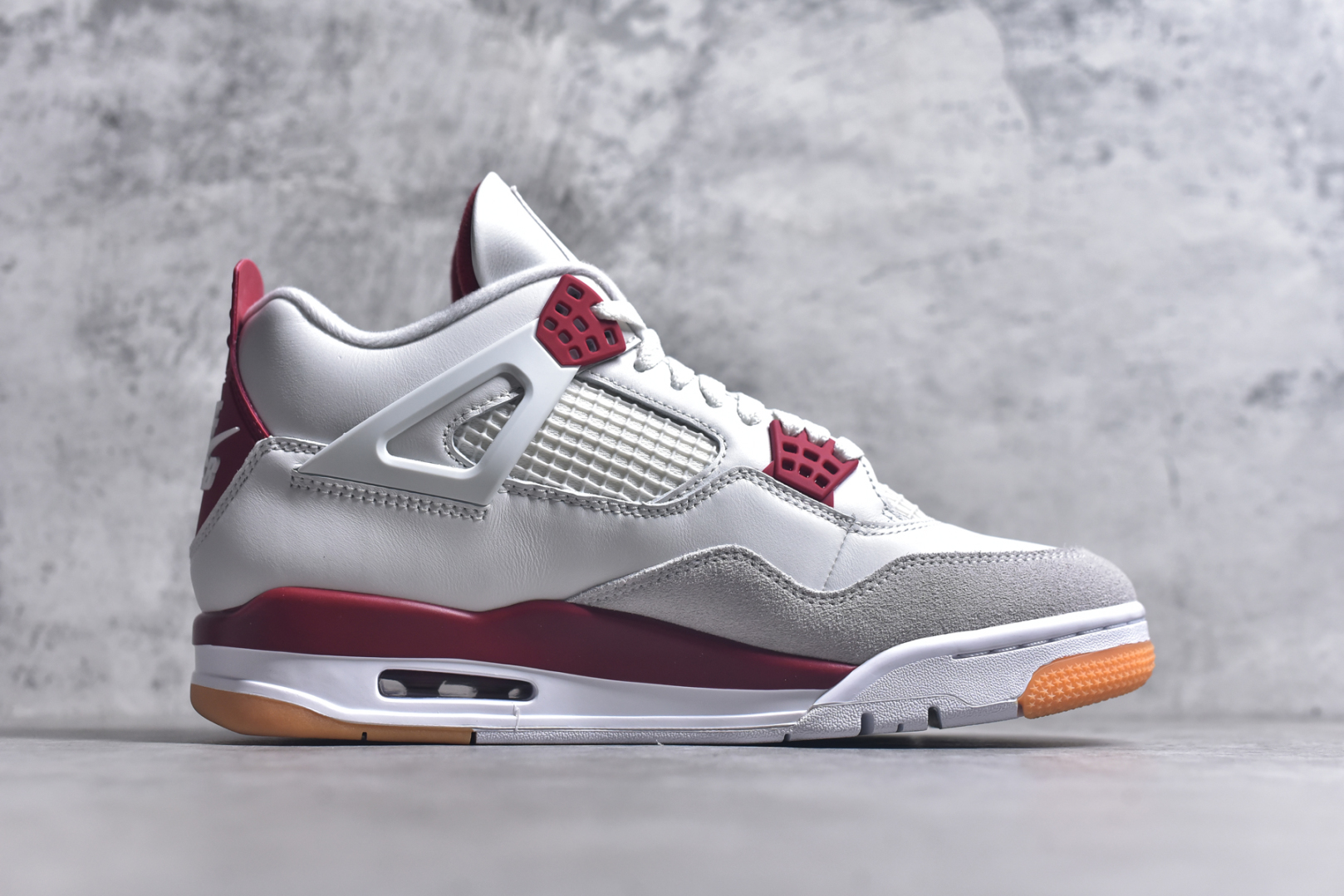 图片[3]-#NK SB x Air Jordan AJ4 联名白红 DR5415-106 全新批次 重点区分市面 唯一正确细节 后跟饰片中心位置有合模线 超弹硅胶材质 内层不织布补强 补强为硅胶提供更强耐久性 避免断裂 圈内最强四代 独家外贸特供尺码含 45.5 49.5 50.5 耗时半年巨作 全套原纸板楦头开发 原厂特供皮料加持 确保原汁原味 完美呈现四代版型 一比一鞋头弧度高度鞋身弧度 数据细节工艺流程均保持原鞋一致 原厂TPU网格鞋带扣 正确内里网布 菱角分明不变形无多余毛边 柔软性质感一致于原鞋 市场唯一原厂鞋扣模具 背面可见隐藏注塑口 原厂织唛标 原厂飞人电绣工艺 尾指中部跳三针 独家绑鞋带手法 印刷中底布 四线拉帮 米色美纹纸贴合固定 进口港宝加持 后跟自然饱满 全鞋荧光划线卡点 追求极致完美 每一双都是工艺品 多重QC质检 超越公司货的品控标准 实实在在的免检产品 尺码：40-48-选品中心