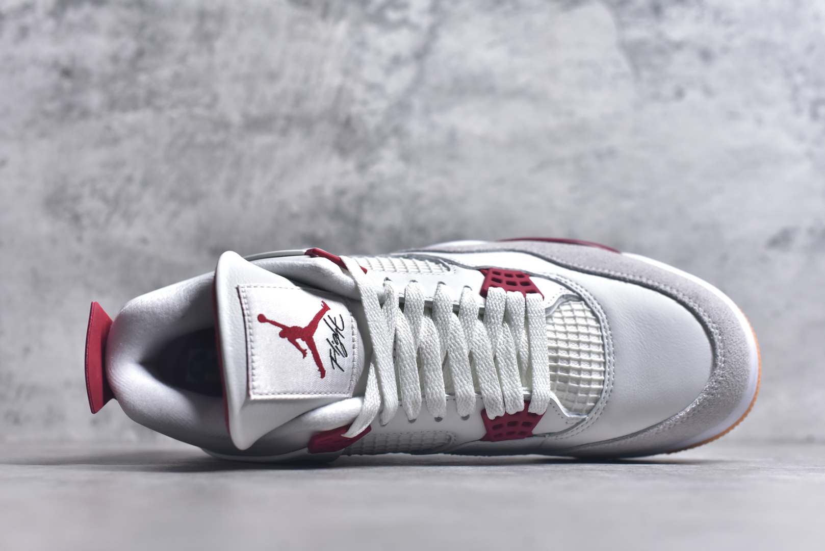 图片[4]-#NK SB x Air Jordan AJ4 联名白红 DR5415-106 全新批次 重点区分市面 唯一正确细节 后跟饰片中心位置有合模线 超弹硅胶材质 内层不织布补强 补强为硅胶提供更强耐久性 避免断裂 圈内最强四代 独家外贸特供尺码含 45.5 49.5 50.5 耗时半年巨作 全套原纸板楦头开发 原厂特供皮料加持 确保原汁原味 完美呈现四代版型 一比一鞋头弧度高度鞋身弧度 数据细节工艺流程均保持原鞋一致 原厂TPU网格鞋带扣 正确内里网布 菱角分明不变形无多余毛边 柔软性质感一致于原鞋 市场唯一原厂鞋扣模具 背面可见隐藏注塑口 原厂织唛标 原厂飞人电绣工艺 尾指中部跳三针 独家绑鞋带手法 印刷中底布 四线拉帮 米色美纹纸贴合固定 进口港宝加持 后跟自然饱满 全鞋荧光划线卡点 追求极致完美 每一双都是工艺品 多重QC质检 超越公司货的品控标准 实实在在的免检产品 尺码：40-48-选品中心