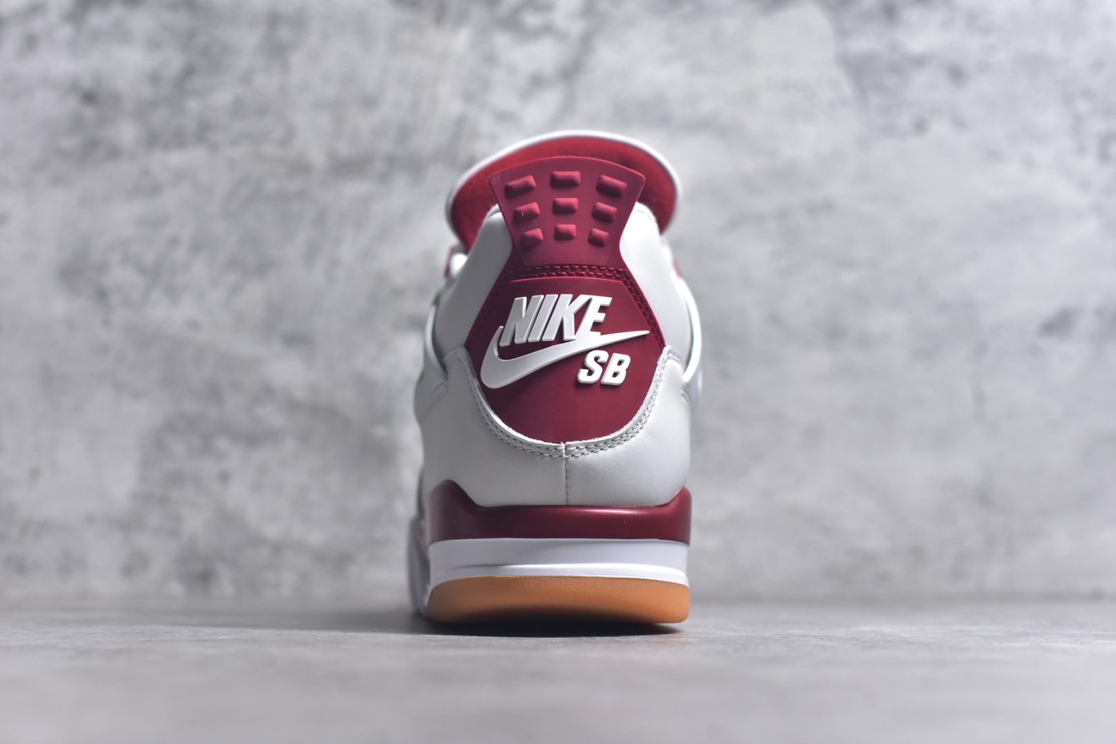 图片[5]-#NK SB x Air Jordan AJ4 联名白红 DR5415-106 全新批次 重点区分市面 唯一正确细节 后跟饰片中心位置有合模线 超弹硅胶材质 内层不织布补强 补强为硅胶提供更强耐久性 避免断裂 圈内最强四代 独家外贸特供尺码含 45.5 49.5 50.5 耗时半年巨作 全套原纸板楦头开发 原厂特供皮料加持 确保原汁原味 完美呈现四代版型 一比一鞋头弧度高度鞋身弧度 数据细节工艺流程均保持原鞋一致 原厂TPU网格鞋带扣 正确内里网布 菱角分明不变形无多余毛边 柔软性质感一致于原鞋 市场唯一原厂鞋扣模具 背面可见隐藏注塑口 原厂织唛标 原厂飞人电绣工艺 尾指中部跳三针 独家绑鞋带手法 印刷中底布 四线拉帮 米色美纹纸贴合固定 进口港宝加持 后跟自然饱满 全鞋荧光划线卡点 追求极致完美 每一双都是工艺品 多重QC质检 超越公司货的品控标准 实实在在的免检产品 尺码：40-48-选品中心