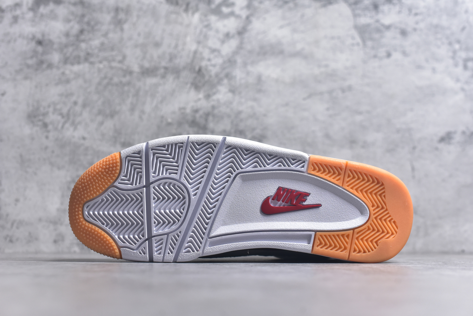 图片[6]-#NK SB x Air Jordan AJ4 联名白红 DR5415-106 全新批次 重点区分市面 唯一正确细节 后跟饰片中心位置有合模线 超弹硅胶材质 内层不织布补强 补强为硅胶提供更强耐久性 避免断裂 圈内最强四代 独家外贸特供尺码含 45.5 49.5 50.5 耗时半年巨作 全套原纸板楦头开发 原厂特供皮料加持 确保原汁原味 完美呈现四代版型 一比一鞋头弧度高度鞋身弧度 数据细节工艺流程均保持原鞋一致 原厂TPU网格鞋带扣 正确内里网布 菱角分明不变形无多余毛边 柔软性质感一致于原鞋 市场唯一原厂鞋扣模具 背面可见隐藏注塑口 原厂织唛标 原厂飞人电绣工艺 尾指中部跳三针 独家绑鞋带手法 印刷中底布 四线拉帮 米色美纹纸贴合固定 进口港宝加持 后跟自然饱满 全鞋荧光划线卡点 追求极致完美 每一双都是工艺品 多重QC质检 超越公司货的品控标准 实实在在的免检产品 尺码：40-48-选品中心