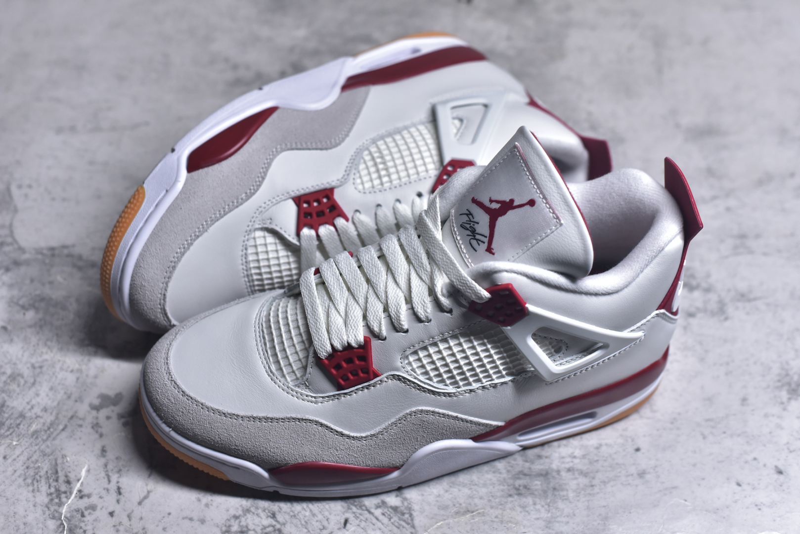 图片[7]-#NK SB x Air Jordan AJ4 联名白红 DR5415-106 全新批次 重点区分市面 唯一正确细节 后跟饰片中心位置有合模线 超弹硅胶材质 内层不织布补强 补强为硅胶提供更强耐久性 避免断裂 圈内最强四代 独家外贸特供尺码含 45.5 49.5 50.5 耗时半年巨作 全套原纸板楦头开发 原厂特供皮料加持 确保原汁原味 完美呈现四代版型 一比一鞋头弧度高度鞋身弧度 数据细节工艺流程均保持原鞋一致 原厂TPU网格鞋带扣 正确内里网布 菱角分明不变形无多余毛边 柔软性质感一致于原鞋 市场唯一原厂鞋扣模具 背面可见隐藏注塑口 原厂织唛标 原厂飞人电绣工艺 尾指中部跳三针 独家绑鞋带手法 印刷中底布 四线拉帮 米色美纹纸贴合固定 进口港宝加持 后跟自然饱满 全鞋荧光划线卡点 追求极致完美 每一双都是工艺品 多重QC质检 超越公司货的品控标准 实实在在的免检产品 尺码：40-48-选品中心