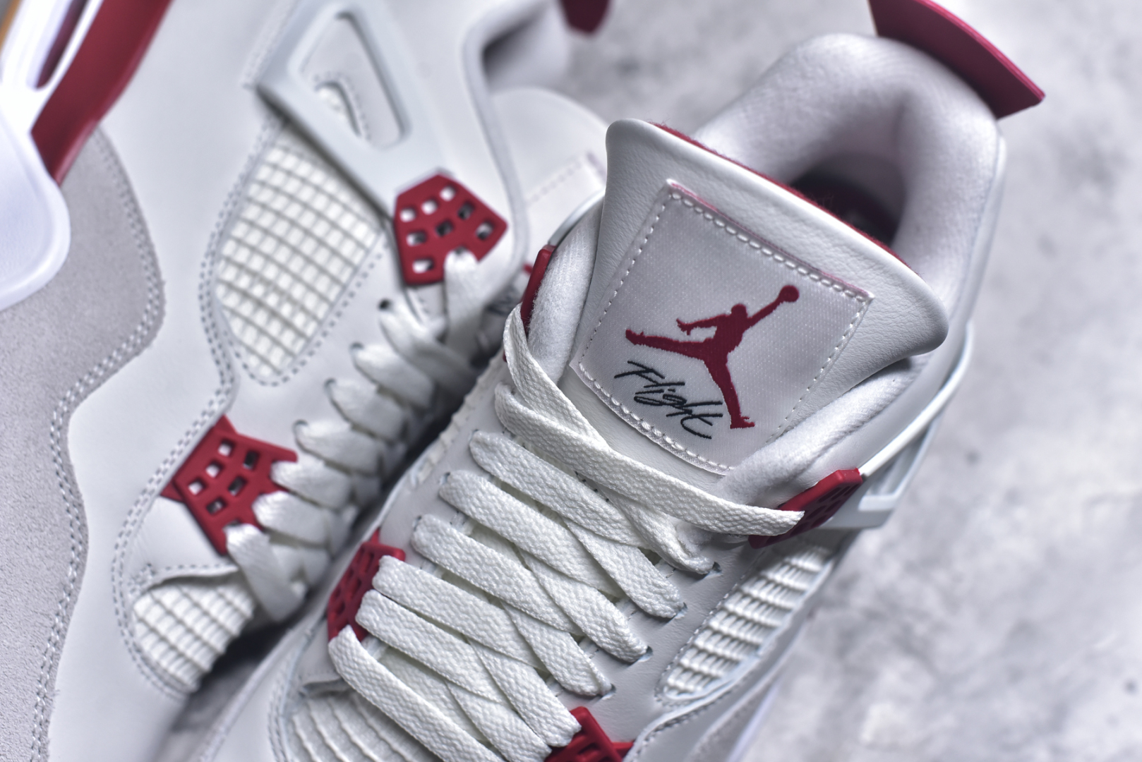 图片[9]-#NK SB x Air Jordan AJ4 联名白红 DR5415-106 全新批次 重点区分市面 唯一正确细节 后跟饰片中心位置有合模线 超弹硅胶材质 内层不织布补强 补强为硅胶提供更强耐久性 避免断裂 圈内最强四代 独家外贸特供尺码含 45.5 49.5 50.5 耗时半年巨作 全套原纸板楦头开发 原厂特供皮料加持 确保原汁原味 完美呈现四代版型 一比一鞋头弧度高度鞋身弧度 数据细节工艺流程均保持原鞋一致 原厂TPU网格鞋带扣 正确内里网布 菱角分明不变形无多余毛边 柔软性质感一致于原鞋 市场唯一原厂鞋扣模具 背面可见隐藏注塑口 原厂织唛标 原厂飞人电绣工艺 尾指中部跳三针 独家绑鞋带手法 印刷中底布 四线拉帮 米色美纹纸贴合固定 进口港宝加持 后跟自然饱满 全鞋荧光划线卡点 追求极致完美 每一双都是工艺品 多重QC质检 超越公司货的品控标准 实实在在的免检产品 尺码：40-48-选品中心