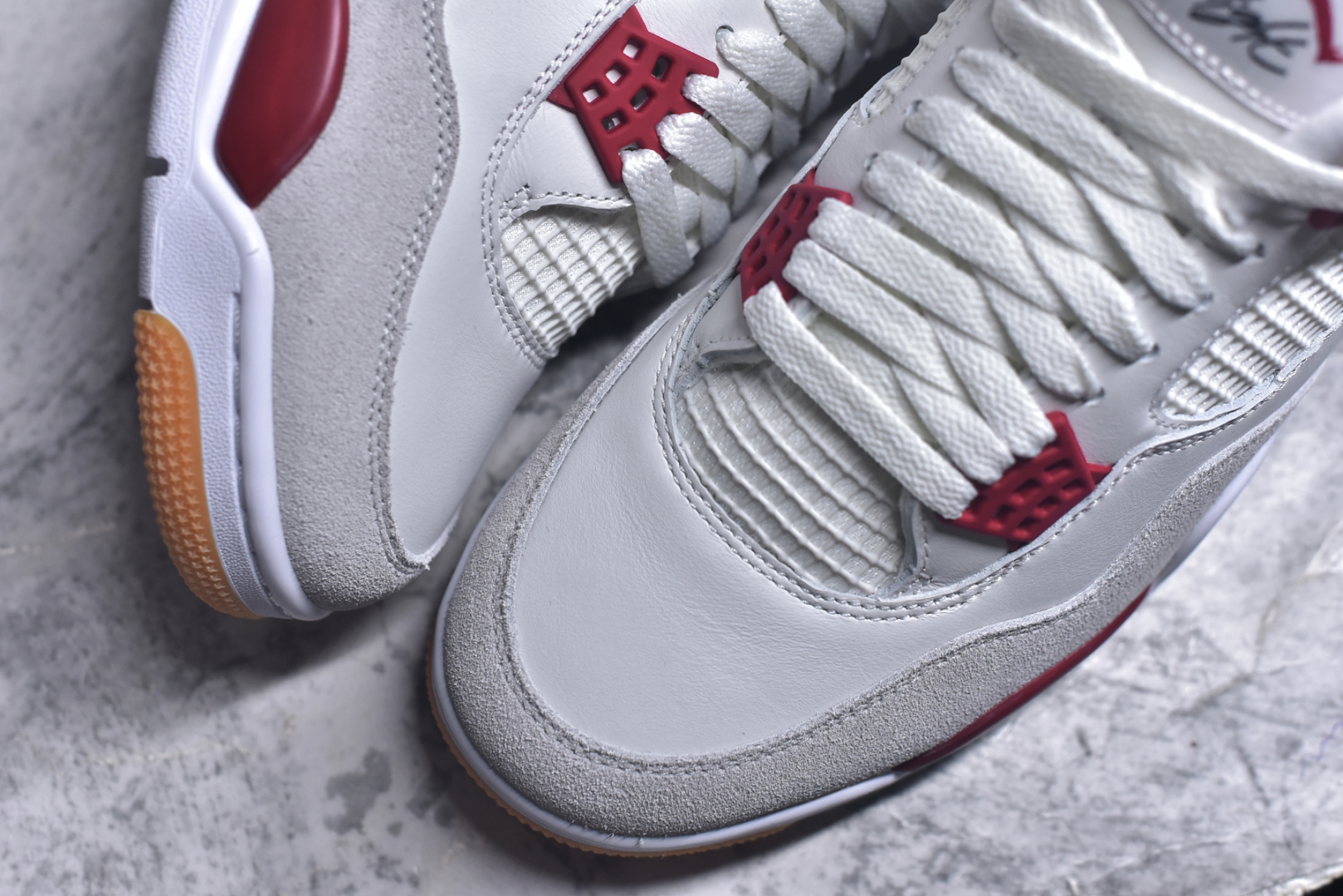 图片[8]-#NK SB x Air Jordan AJ4 联名白红 DR5415-106 全新批次 重点区分市面 唯一正确细节 后跟饰片中心位置有合模线 超弹硅胶材质 内层不织布补强 补强为硅胶提供更强耐久性 避免断裂 圈内最强四代 独家外贸特供尺码含 45.5 49.5 50.5 耗时半年巨作 全套原纸板楦头开发 原厂特供皮料加持 确保原汁原味 完美呈现四代版型 一比一鞋头弧度高度鞋身弧度 数据细节工艺流程均保持原鞋一致 原厂TPU网格鞋带扣 正确内里网布 菱角分明不变形无多余毛边 柔软性质感一致于原鞋 市场唯一原厂鞋扣模具 背面可见隐藏注塑口 原厂织唛标 原厂飞人电绣工艺 尾指中部跳三针 独家绑鞋带手法 印刷中底布 四线拉帮 米色美纹纸贴合固定 进口港宝加持 后跟自然饱满 全鞋荧光划线卡点 追求极致完美 每一双都是工艺品 多重QC质检 超越公司货的品控标准 实实在在的免检产品 尺码：40-48-选品中心