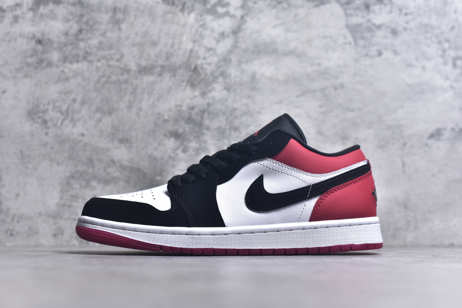 #Air Jordan AJ1 Low 低帮 黑红黑脚趾 IB8971-106 终端优势供应 市面中低帮最具代表性版本没有之一 口碑大厂出品 品控大底版型不断改良更新 全套原纸板楦头开发 确保原汁原味 完美呈现版型 完美零毛边处理 原厂内置全掌气垫 价格定位良心 平台专用代工流水线出品 一眼公司既视感 拿到手的一瞬间就与众不同 碾压市面所有版本 全部原鞋开发 每一个配色都会采购原鞋确认细节 打破市面看图做货无好货之说 尺码：35.5 36 36.5 37.5 38 38.5 39 40 40.5 41 42 42.5 43 44 44.5 45 46-选品中心