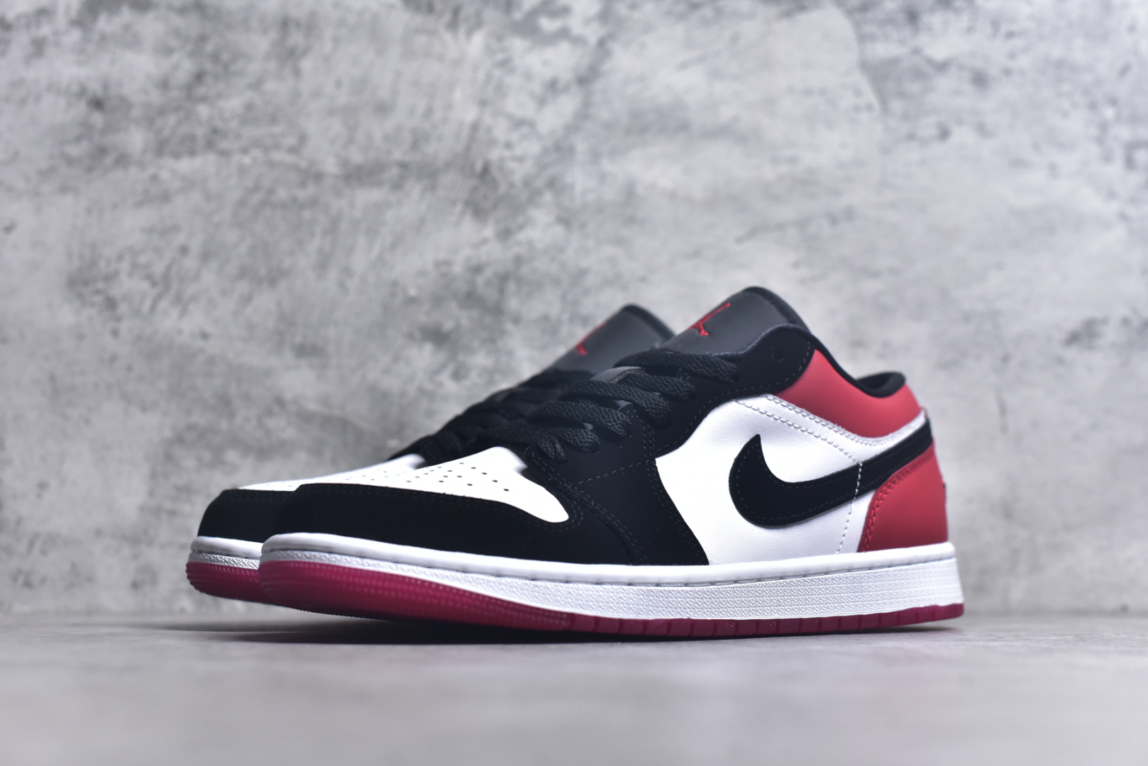 图片[2]-#Air Jordan AJ1 Low 低帮 黑红黑脚趾 IB8971-106 终端优势供应 市面中低帮最具代表性版本没有之一 口碑大厂出品 品控大底版型不断改良更新 全套原纸板楦头开发 确保原汁原味 完美呈现版型 完美零毛边处理 原厂内置全掌气垫 价格定位良心 平台专用代工流水线出品 一眼公司既视感 拿到手的一瞬间就与众不同 碾压市面所有版本 全部原鞋开发 每一个配色都会采购原鞋确认细节 打破市面看图做货无好货之说 尺码：35.5 36 36.5 37.5 38 38.5 39 40 40.5 41 42 42.5 43 44 44.5 45 46-选品中心