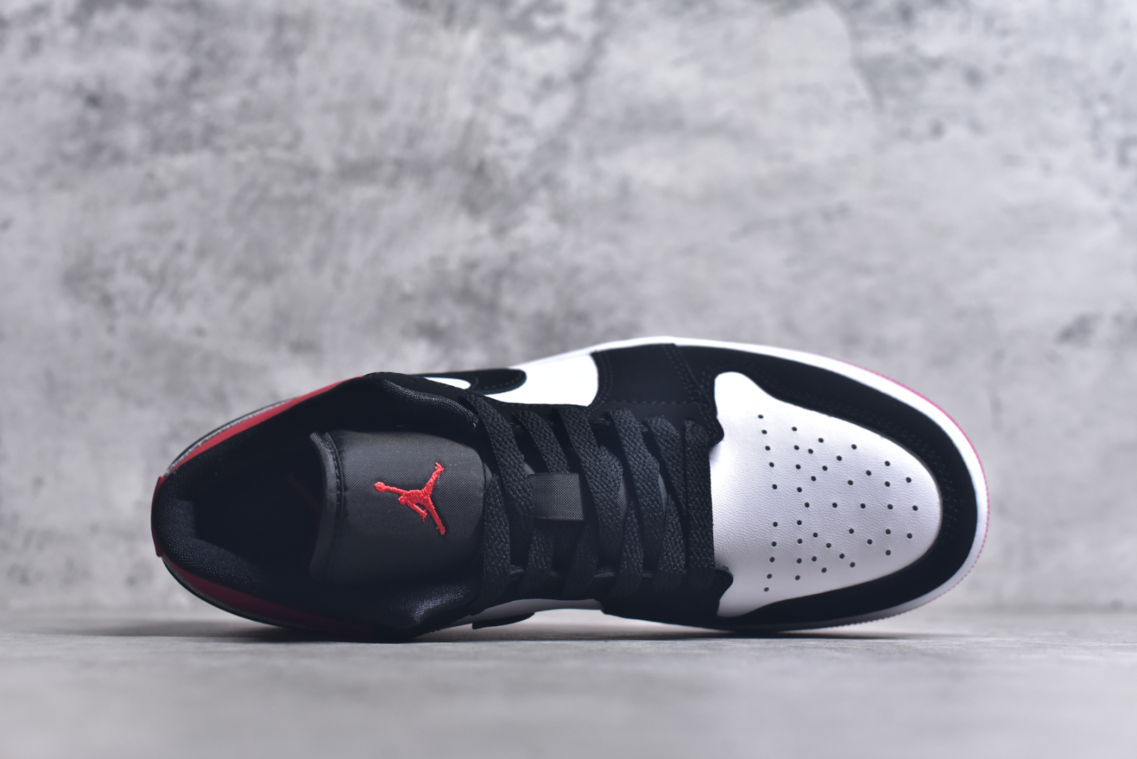 图片[4]-#Air Jordan AJ1 Low 低帮 黑红黑脚趾 IB8971-106 终端优势供应 市面中低帮最具代表性版本没有之一 口碑大厂出品 品控大底版型不断改良更新 全套原纸板楦头开发 确保原汁原味 完美呈现版型 完美零毛边处理 原厂内置全掌气垫 价格定位良心 平台专用代工流水线出品 一眼公司既视感 拿到手的一瞬间就与众不同 碾压市面所有版本 全部原鞋开发 每一个配色都会采购原鞋确认细节 打破市面看图做货无好货之说 尺码：35.5 36 36.5 37.5 38 38.5 39 40 40.5 41 42 42.5 43 44 44.5 45 46-选品中心