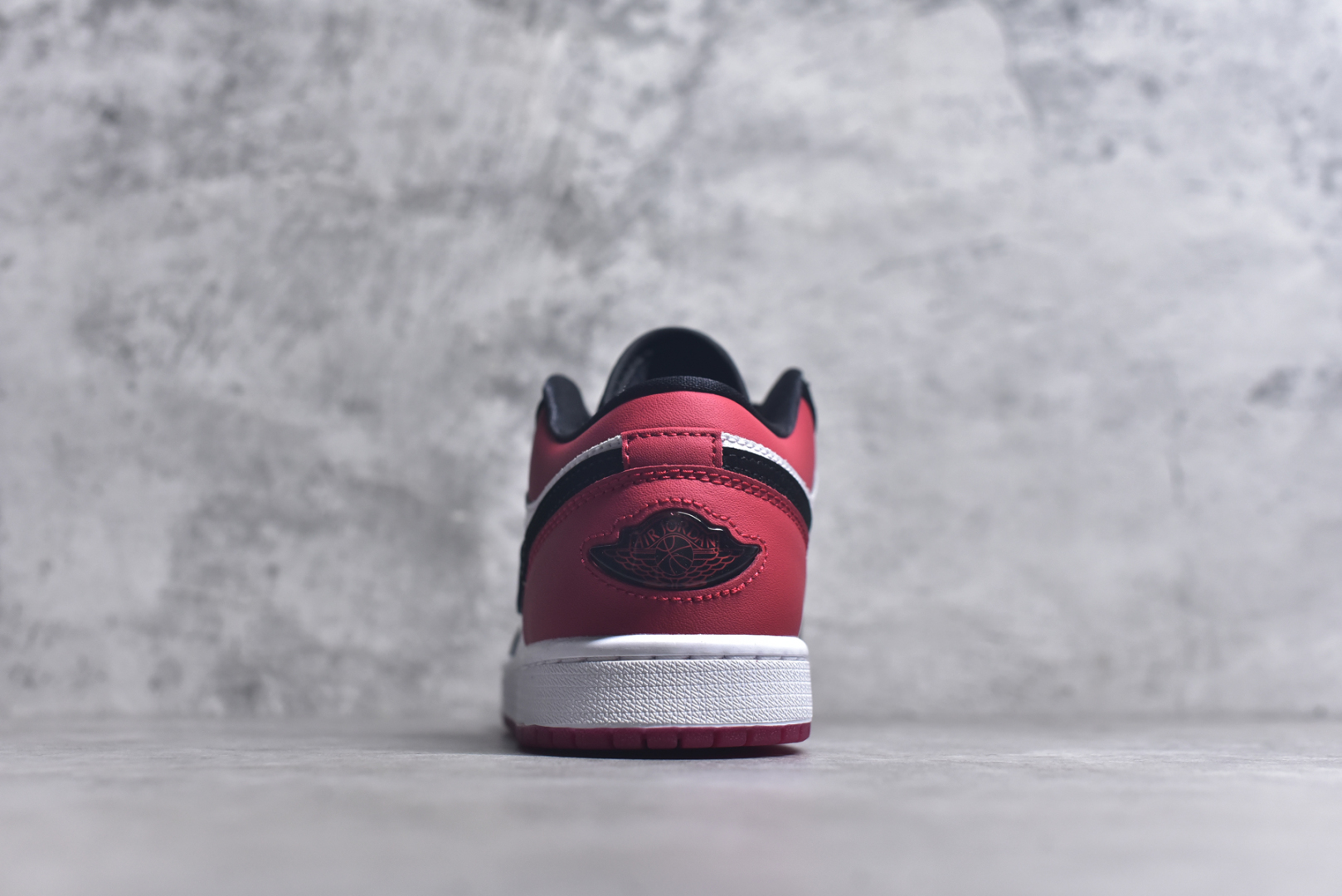图片[5]-#Air Jordan AJ1 Low 低帮 黑红黑脚趾 IB8971-106 终端优势供应 市面中低帮最具代表性版本没有之一 口碑大厂出品 品控大底版型不断改良更新 全套原纸板楦头开发 确保原汁原味 完美呈现版型 完美零毛边处理 原厂内置全掌气垫 价格定位良心 平台专用代工流水线出品 一眼公司既视感 拿到手的一瞬间就与众不同 碾压市面所有版本 全部原鞋开发 每一个配色都会采购原鞋确认细节 打破市面看图做货无好货之说 尺码：35.5 36 36.5 37.5 38 38.5 39 40 40.5 41 42 42.5 43 44 44.5 45 46-选品中心