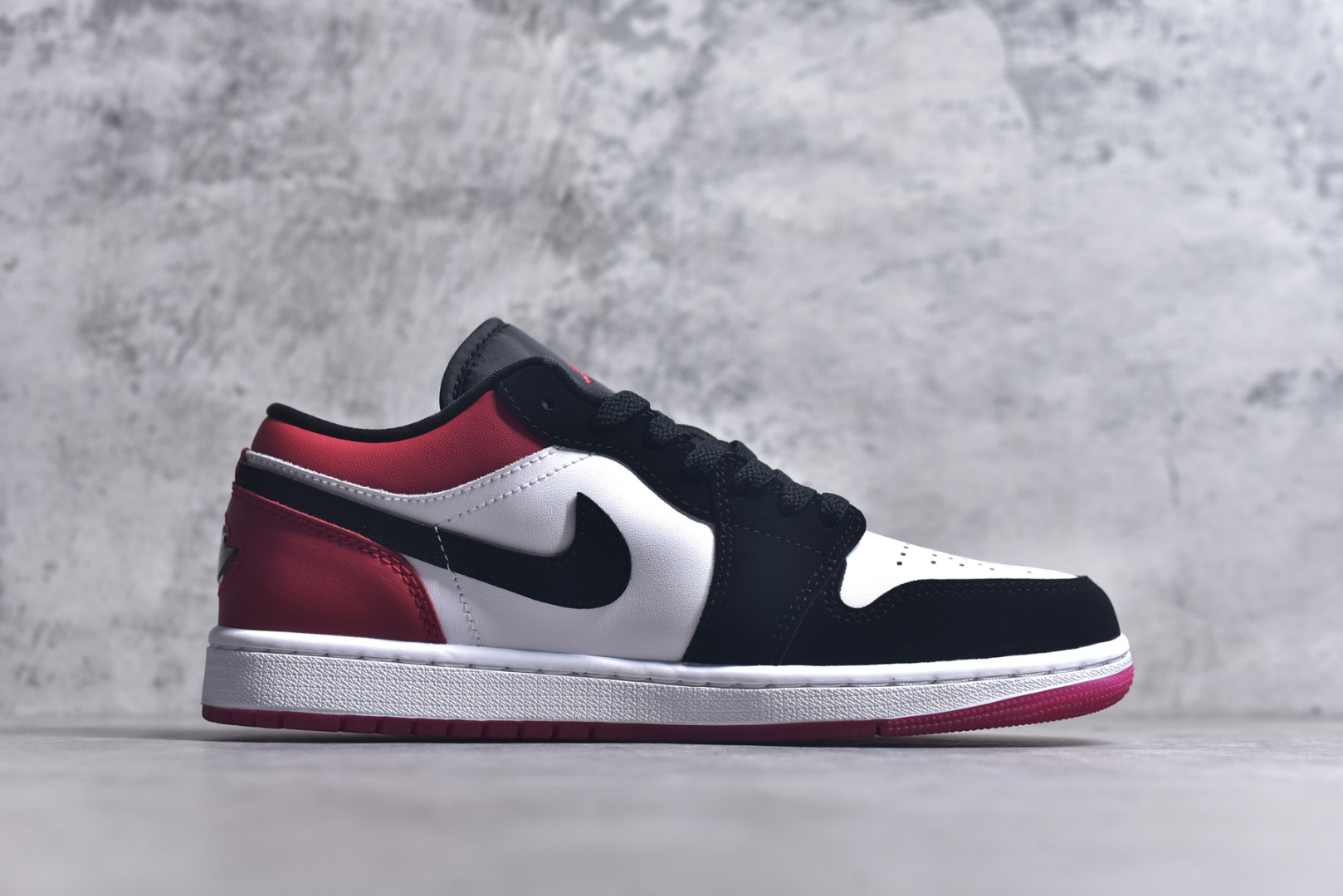 图片[3]-#Air Jordan AJ1 Low 低帮 黑红黑脚趾 IB8971-106 终端优势供应 市面中低帮最具代表性版本没有之一 口碑大厂出品 品控大底版型不断改良更新 全套原纸板楦头开发 确保原汁原味 完美呈现版型 完美零毛边处理 原厂内置全掌气垫 价格定位良心 平台专用代工流水线出品 一眼公司既视感 拿到手的一瞬间就与众不同 碾压市面所有版本 全部原鞋开发 每一个配色都会采购原鞋确认细节 打破市面看图做货无好货之说 尺码：35.5 36 36.5 37.5 38 38.5 39 40 40.5 41 42 42.5 43 44 44.5 45 46-选品中心