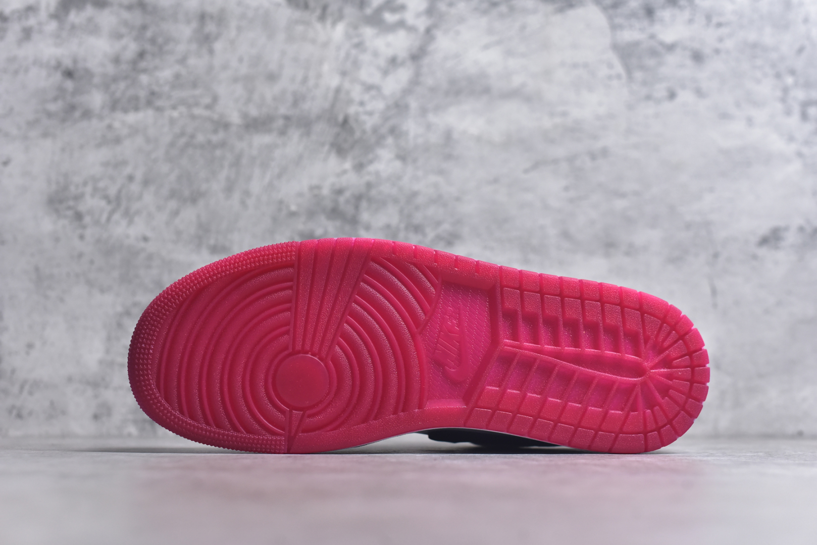图片[6]-#Air Jordan AJ1 Low 低帮 黑红黑脚趾 IB8971-106 终端优势供应 市面中低帮最具代表性版本没有之一 口碑大厂出品 品控大底版型不断改良更新 全套原纸板楦头开发 确保原汁原味 完美呈现版型 完美零毛边处理 原厂内置全掌气垫 价格定位良心 平台专用代工流水线出品 一眼公司既视感 拿到手的一瞬间就与众不同 碾压市面所有版本 全部原鞋开发 每一个配色都会采购原鞋确认细节 打破市面看图做货无好货之说 尺码：35.5 36 36.5 37.5 38 38.5 39 40 40.5 41 42 42.5 43 44 44.5 45 46-选品中心