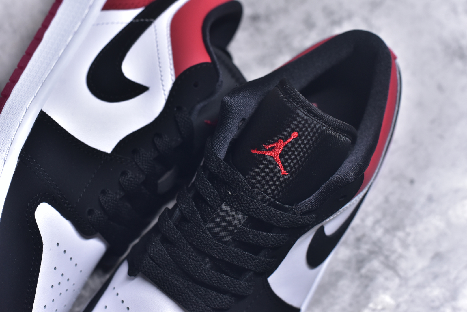 图片[9]-#Air Jordan AJ1 Low 低帮 黑红黑脚趾 IB8971-106 终端优势供应 市面中低帮最具代表性版本没有之一 口碑大厂出品 品控大底版型不断改良更新 全套原纸板楦头开发 确保原汁原味 完美呈现版型 完美零毛边处理 原厂内置全掌气垫 价格定位良心 平台专用代工流水线出品 一眼公司既视感 拿到手的一瞬间就与众不同 碾压市面所有版本 全部原鞋开发 每一个配色都会采购原鞋确认细节 打破市面看图做货无好货之说 尺码：35.5 36 36.5 37.5 38 38.5 39 40 40.5 41 42 42.5 43 44 44.5 45 46-选品中心