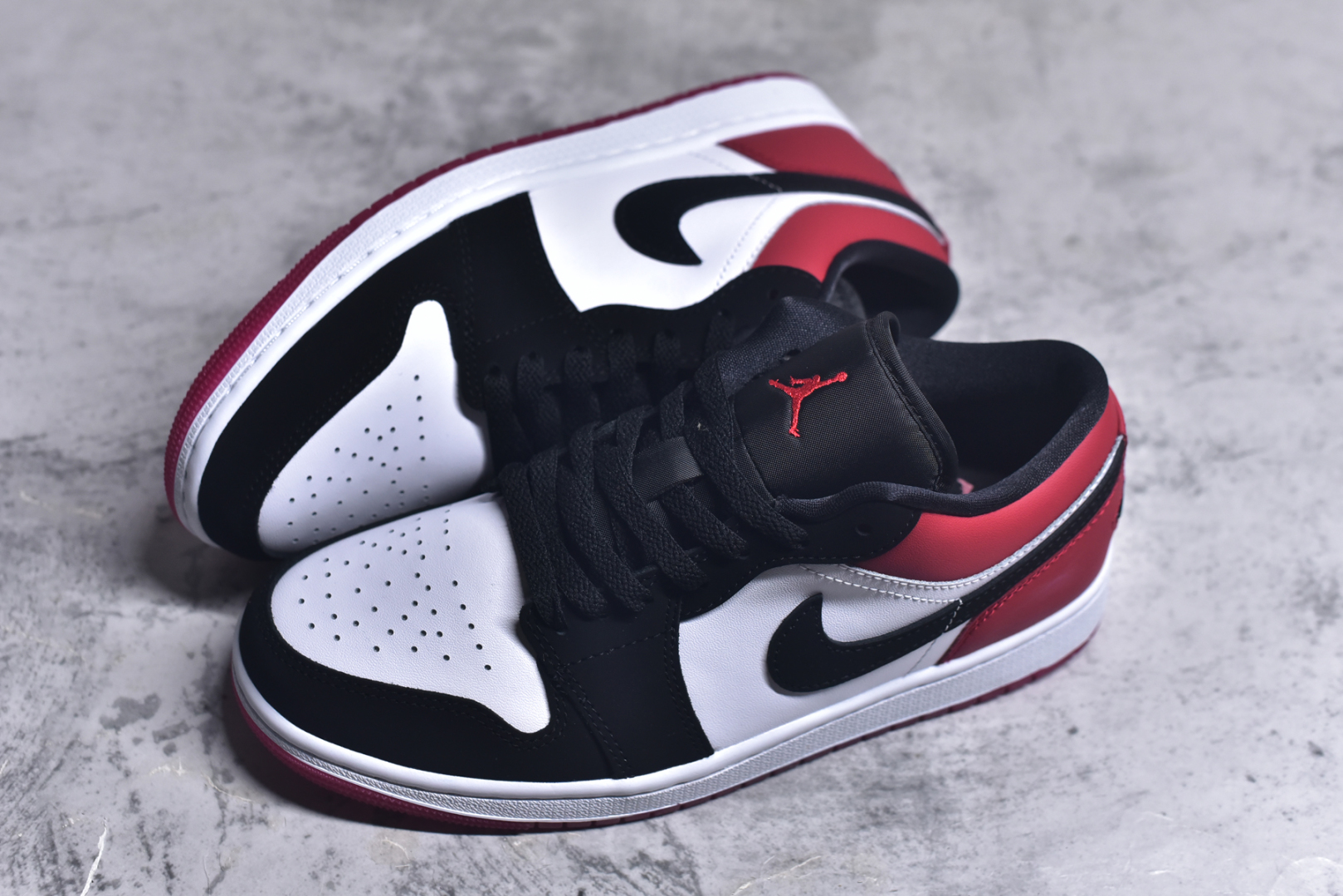 图片[7]-#Air Jordan AJ1 Low 低帮 黑红黑脚趾 IB8971-106 终端优势供应 市面中低帮最具代表性版本没有之一 口碑大厂出品 品控大底版型不断改良更新 全套原纸板楦头开发 确保原汁原味 完美呈现版型 完美零毛边处理 原厂内置全掌气垫 价格定位良心 平台专用代工流水线出品 一眼公司既视感 拿到手的一瞬间就与众不同 碾压市面所有版本 全部原鞋开发 每一个配色都会采购原鞋确认细节 打破市面看图做货无好货之说 尺码：35.5 36 36.5 37.5 38 38.5 39 40 40.5 41 42 42.5 43 44 44.5 45 46-选品中心