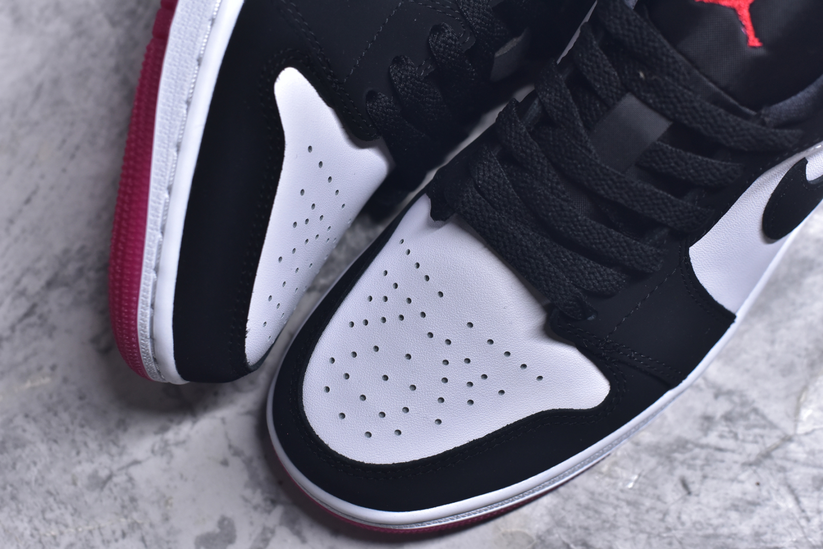 图片[8]-#Air Jordan AJ1 Low 低帮 黑红黑脚趾 IB8971-106 终端优势供应 市面中低帮最具代表性版本没有之一 口碑大厂出品 品控大底版型不断改良更新 全套原纸板楦头开发 确保原汁原味 完美呈现版型 完美零毛边处理 原厂内置全掌气垫 价格定位良心 平台专用代工流水线出品 一眼公司既视感 拿到手的一瞬间就与众不同 碾压市面所有版本 全部原鞋开发 每一个配色都会采购原鞋确认细节 打破市面看图做货无好货之说 尺码：35.5 36 36.5 37.5 38 38.5 39 40 40.5 41 42 42.5 43 44 44.5 45 46-选品中心