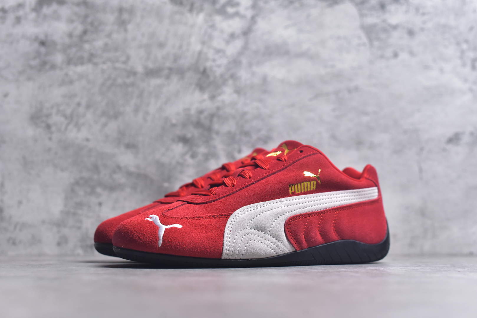 图片[2]-#PUMA Speedca OG 彪马极速赛车系列低帮德训风拼接复古百搭休闲运动赛车鞋 鞋款从80、90年代赛车手所穿的防火赛车鞋为原型，鞋身线条模仿了赛车的流线廓形，体现了空气动力学原理的结构。简约流畅的外观，恰好又和贯穿其中的Formstrip Logo融合恰到好处，视觉上细节丰富且协调。本次Speedcat OG鞋款归来，最大看点自然式保留了窄版鞋型以及薄底构造。这两年各品牌鞋底越做越厚，Speedcat反其道而行之，上脚几乎无鞋底的效果带来耳目一新的视觉体验。鞋面依旧是以质感细腻的麂皮材质打造，并且大面积近乎全包裹的使用，复古味道也愈发浓烈。配色上更是将最原始的黑色和红色带回，向F1赛车队的标志性队服致敬。相信让各位一眼种草的更多是出挑的大红色，上脚即可瞬间点亮整体造型，在以球鞋为核心的OOTD中脱颖而出。而另一款黑色则是低调的万金油，彰显新潮个性的同时又不喧宾夺主，也是热爱简约系穿搭朋友的首选。 尺码：35-45-选品中心