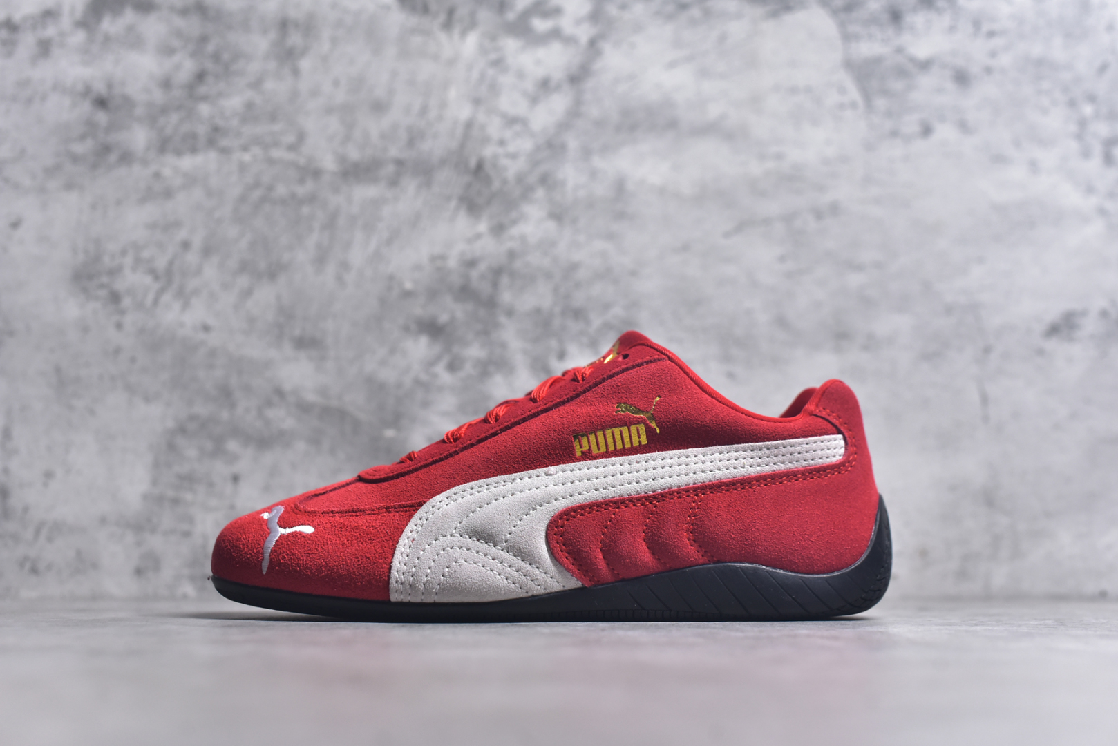 #PUMA Speedca OG 彪马极速赛车系列低帮德训风拼接复古百搭休闲运动赛车鞋 鞋款从80、90年代赛车手所穿的防火赛车鞋为原型，鞋身线条模仿了赛车的流线廓形，体现了空气动力学原理的结构。简约流畅的外观，恰好又和贯穿其中的Formstrip Logo融合恰到好处，视觉上细节丰富且协调。本次Speedcat OG鞋款归来，最大看点自然式保留了窄版鞋型以及薄底构造。这两年各品牌鞋底越做越厚，Speedcat反其道而行之，上脚几乎无鞋底的效果带来耳目一新的视觉体验。鞋面依旧是以质感细腻的麂皮材质打造，并且大面积近乎全包裹的使用，复古味道也愈发浓烈。配色上更是将最原始的黑色和红色带回，向F1赛车队的标志性队服致敬。相信让各位一眼种草的更多是出挑的大红色，上脚即可瞬间点亮整体造型，在以球鞋为核心的OOTD中脱颖而出。而另一款黑色则是低调的万金油，彰显新潮个性的同时又不喧宾夺主，也是热爱简约系穿搭朋友的首选。 尺码：35-45-选品中心